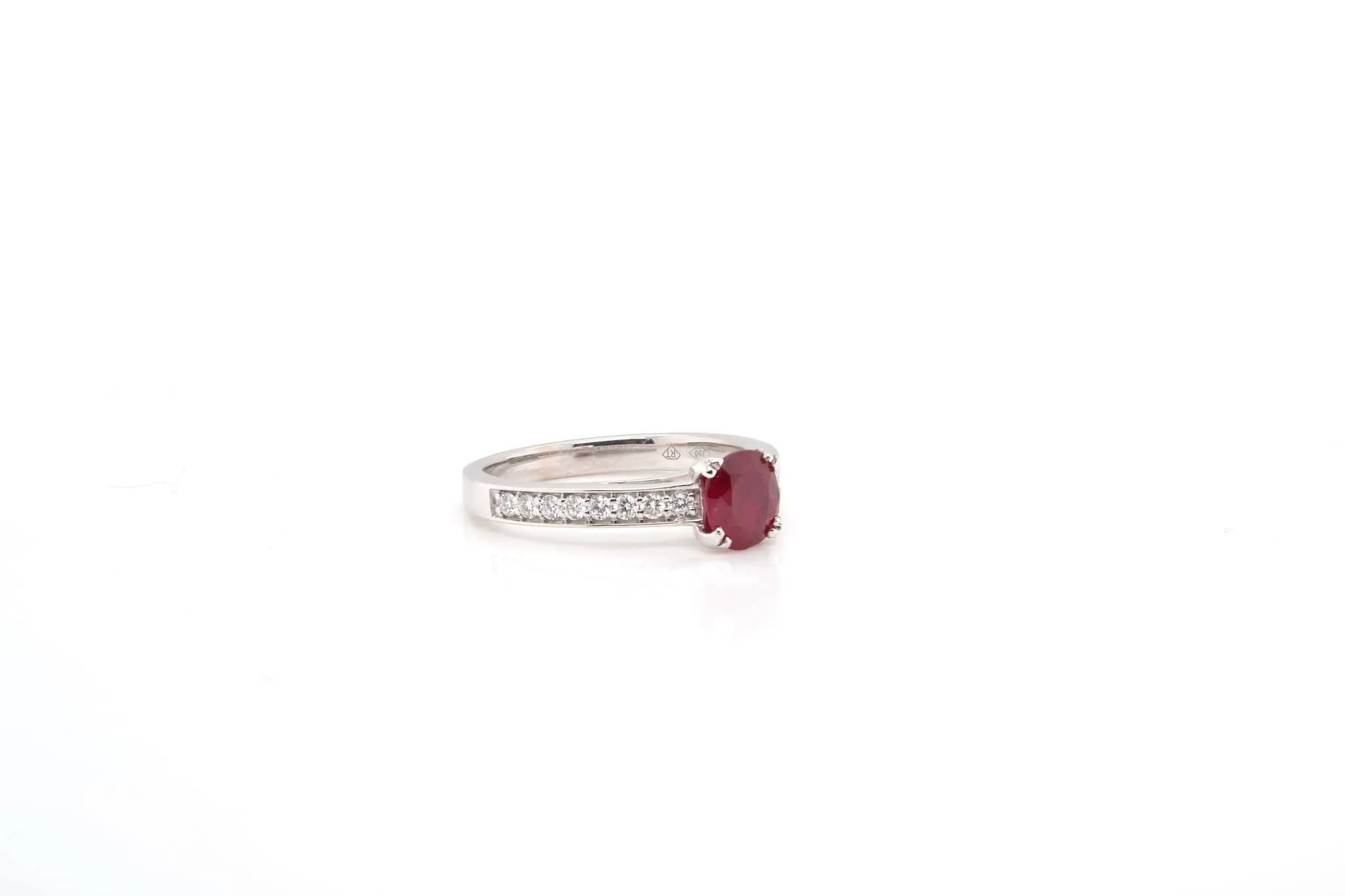 Bague solitaire rubis diamants en or blanc sold by 58 Facettes product image thumbnail 5