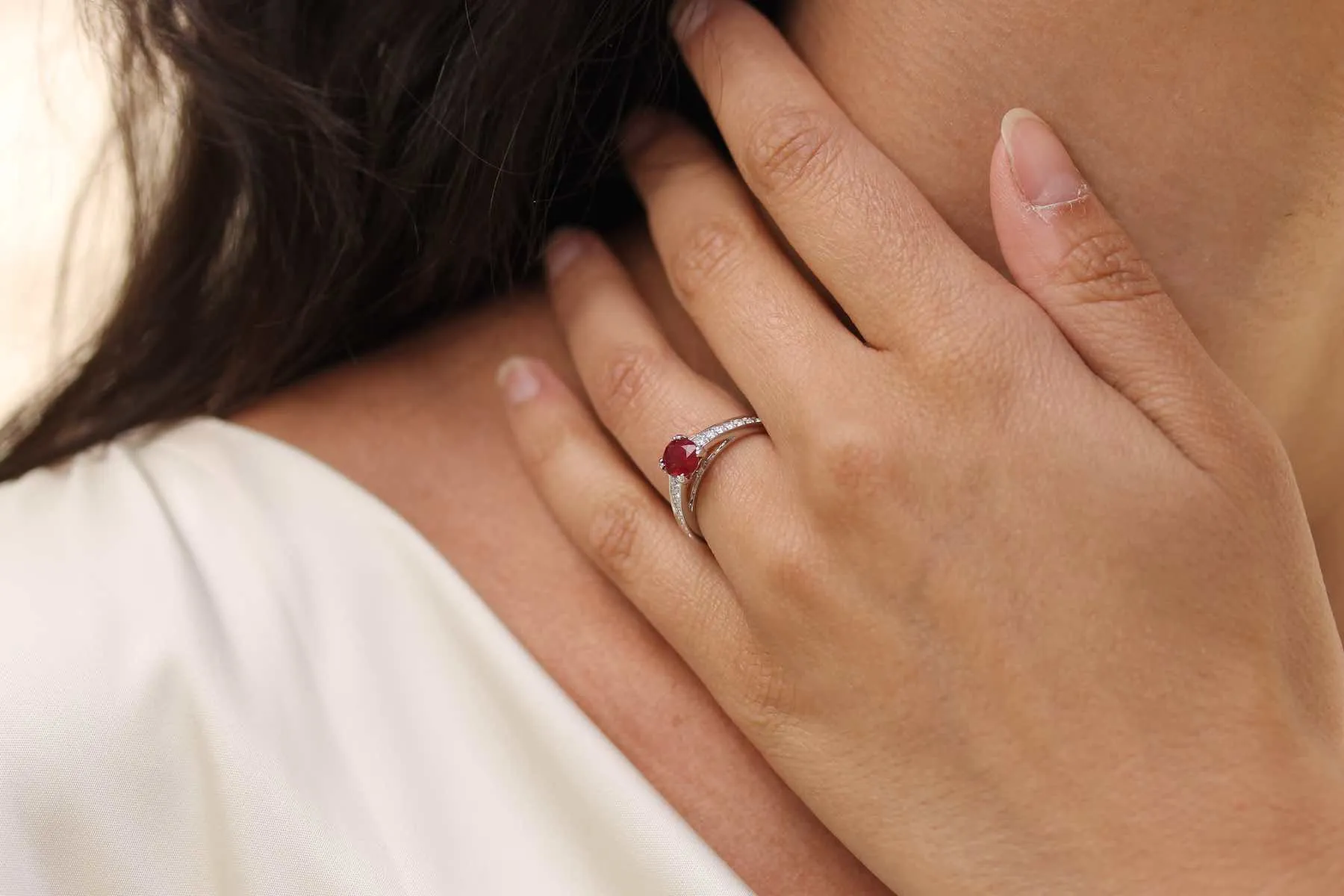 Bague solitaire rubis diamants en or blanc sold by 58 Facettes product image thumbnail 2