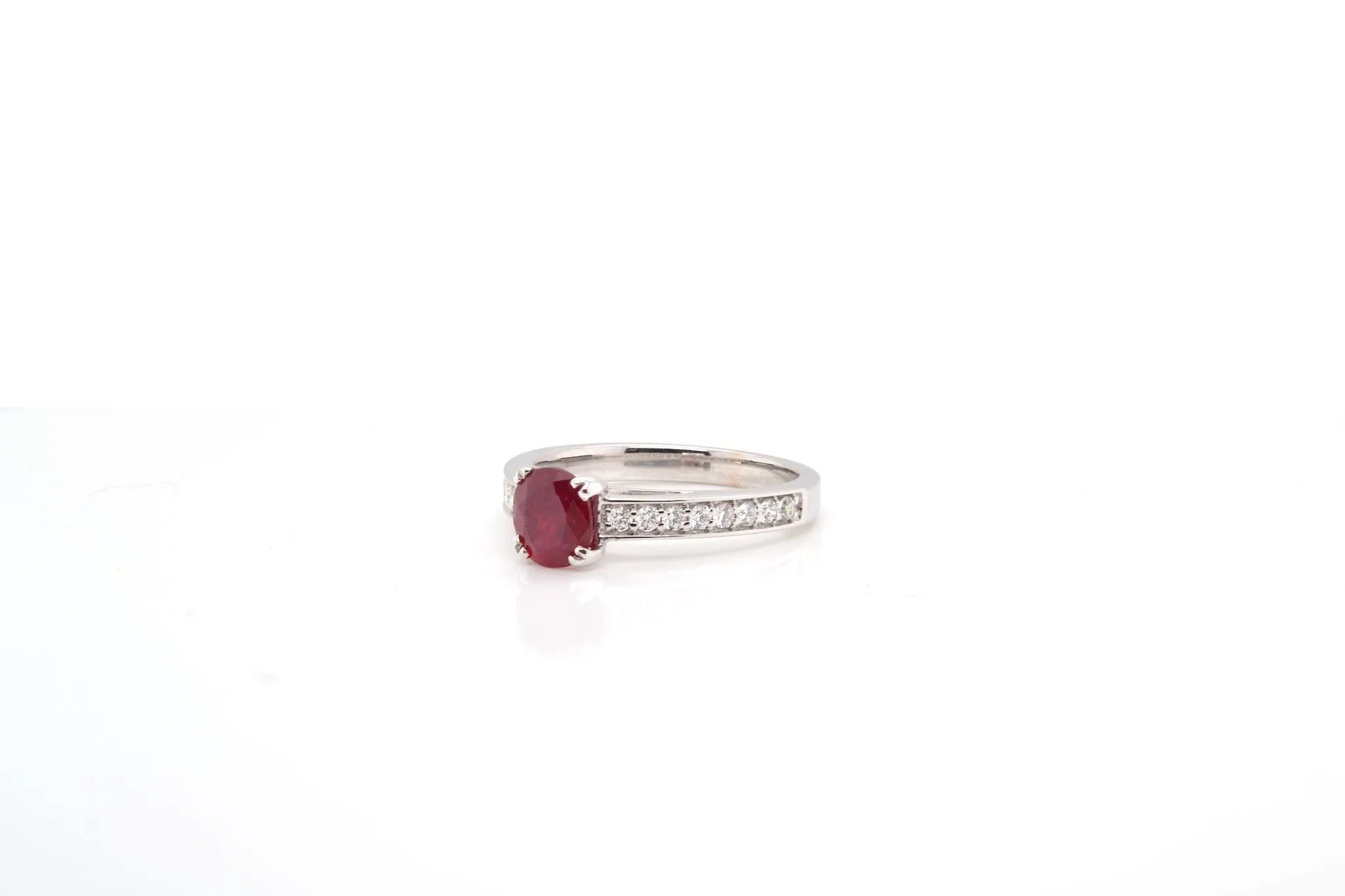Bague solitaire rubis diamants en or blanc sold by 58 Facettes product image thumbnail 4