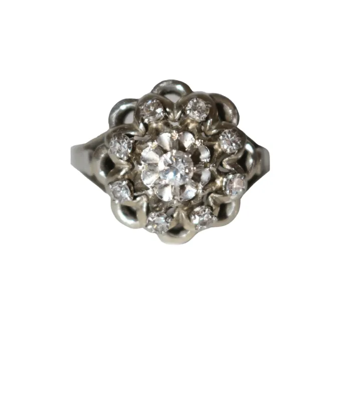 Bague marguerite platine et diamants sold by 58 Facettes