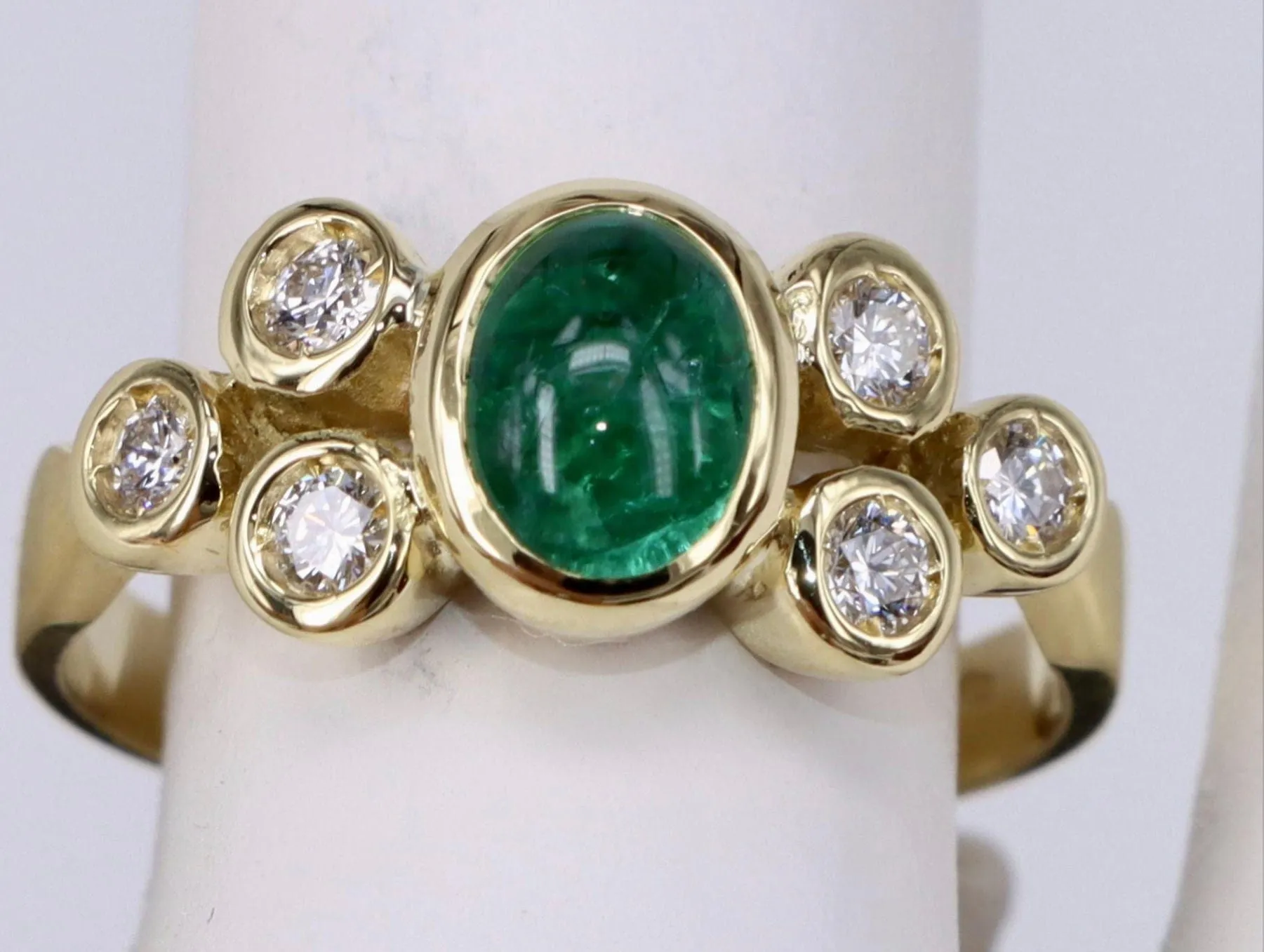 Ovale Cabochon Émeraude de Colombie et Diamant or jaune sold by 58 Facettes