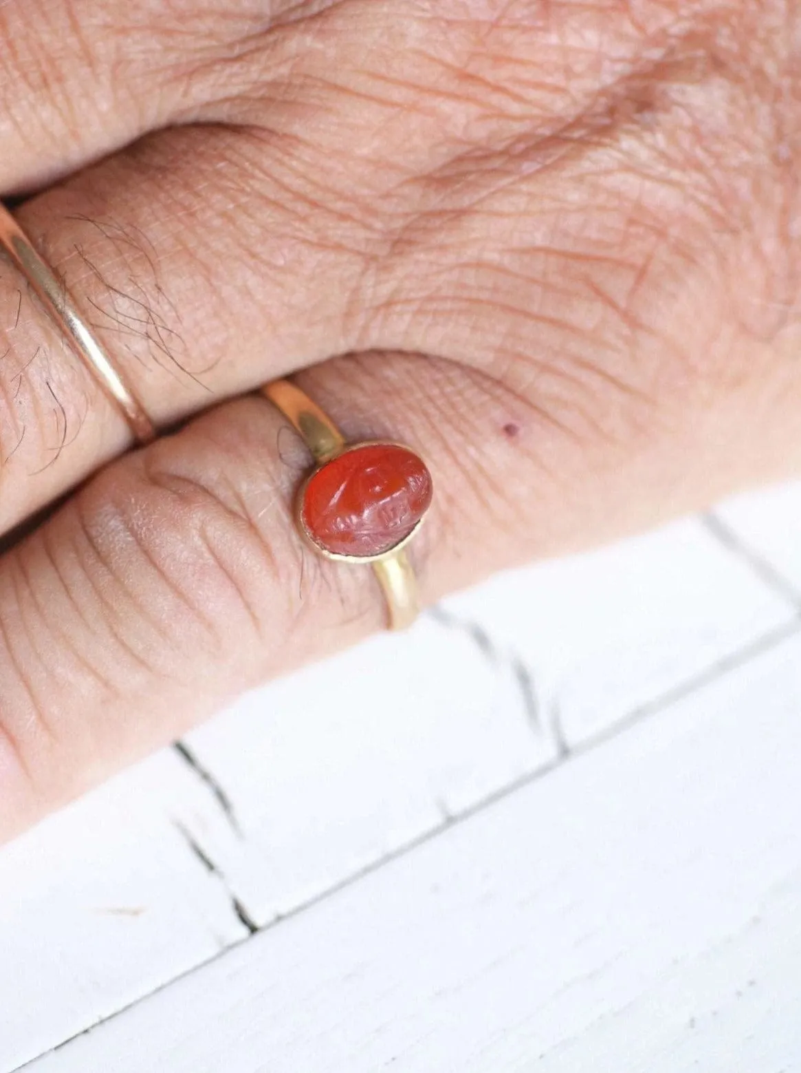 Bague ancienne en or jaune et camée cornaline sold by 58 Facettes product image thumbnail 3