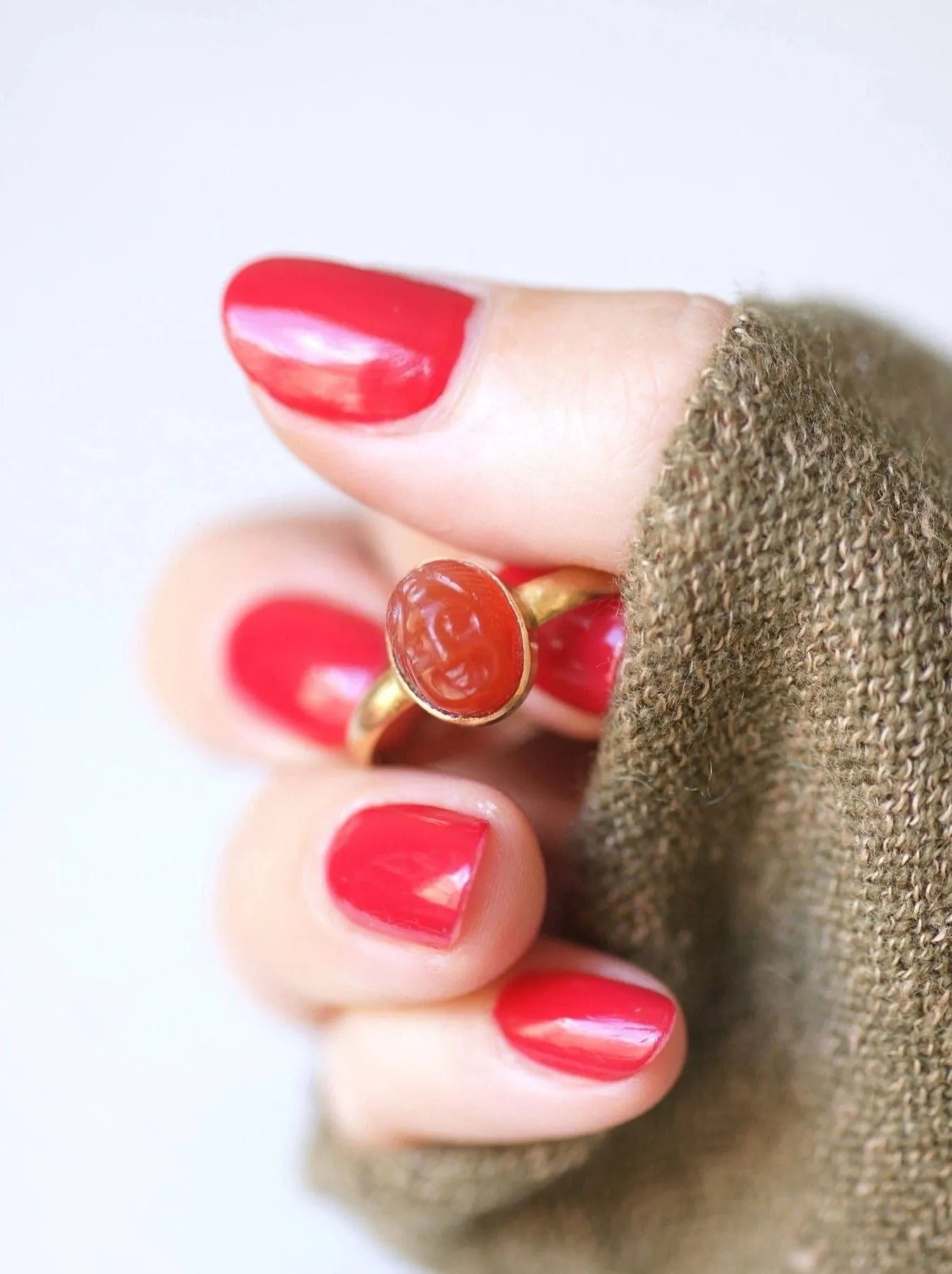 Bague ancienne en or jaune et camée cornaline sold by 58 Facettes product image thumbnail 4