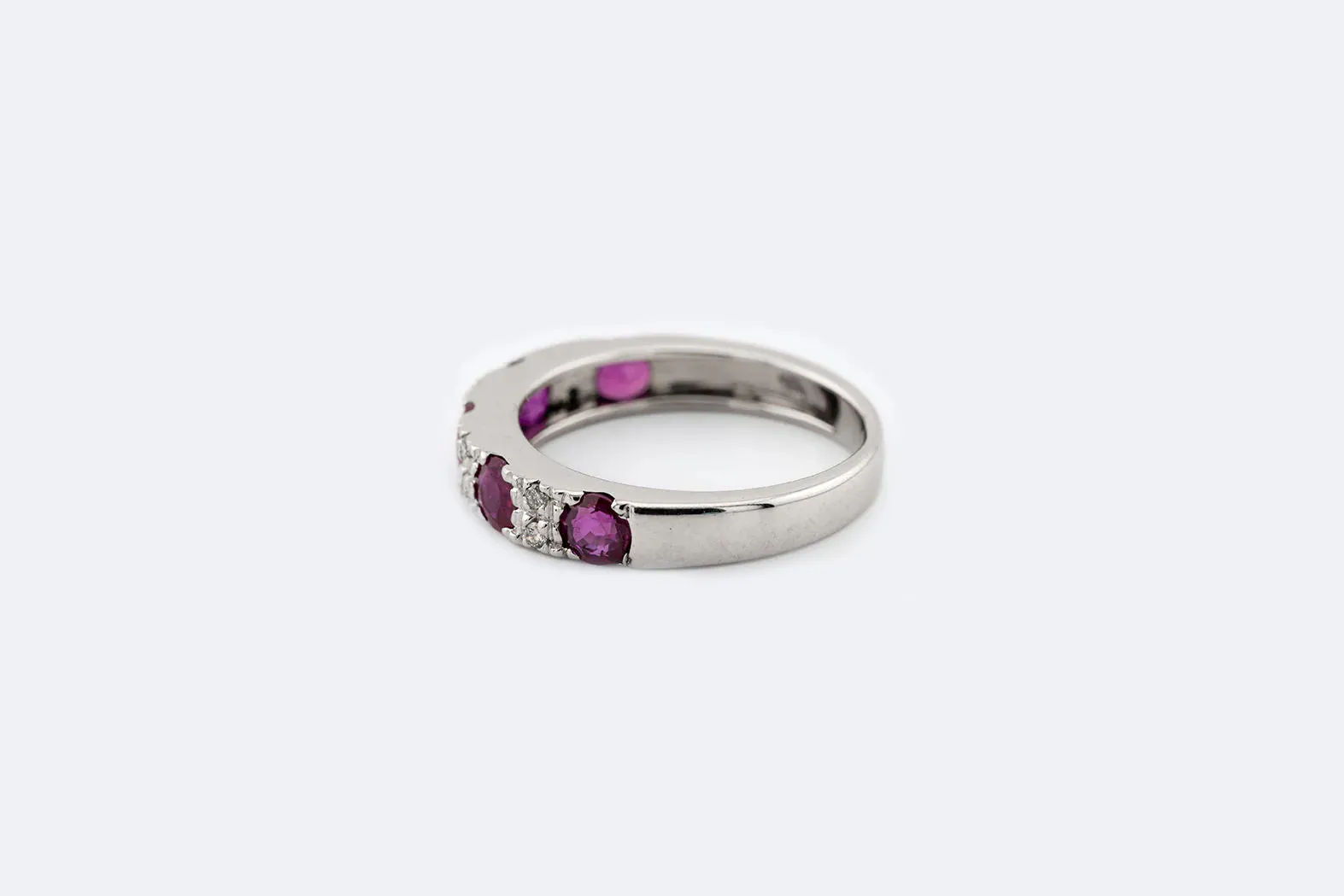 Anello in oro bianco con rubini e diamanti sold by 58 Facettes product image thumbnail 3