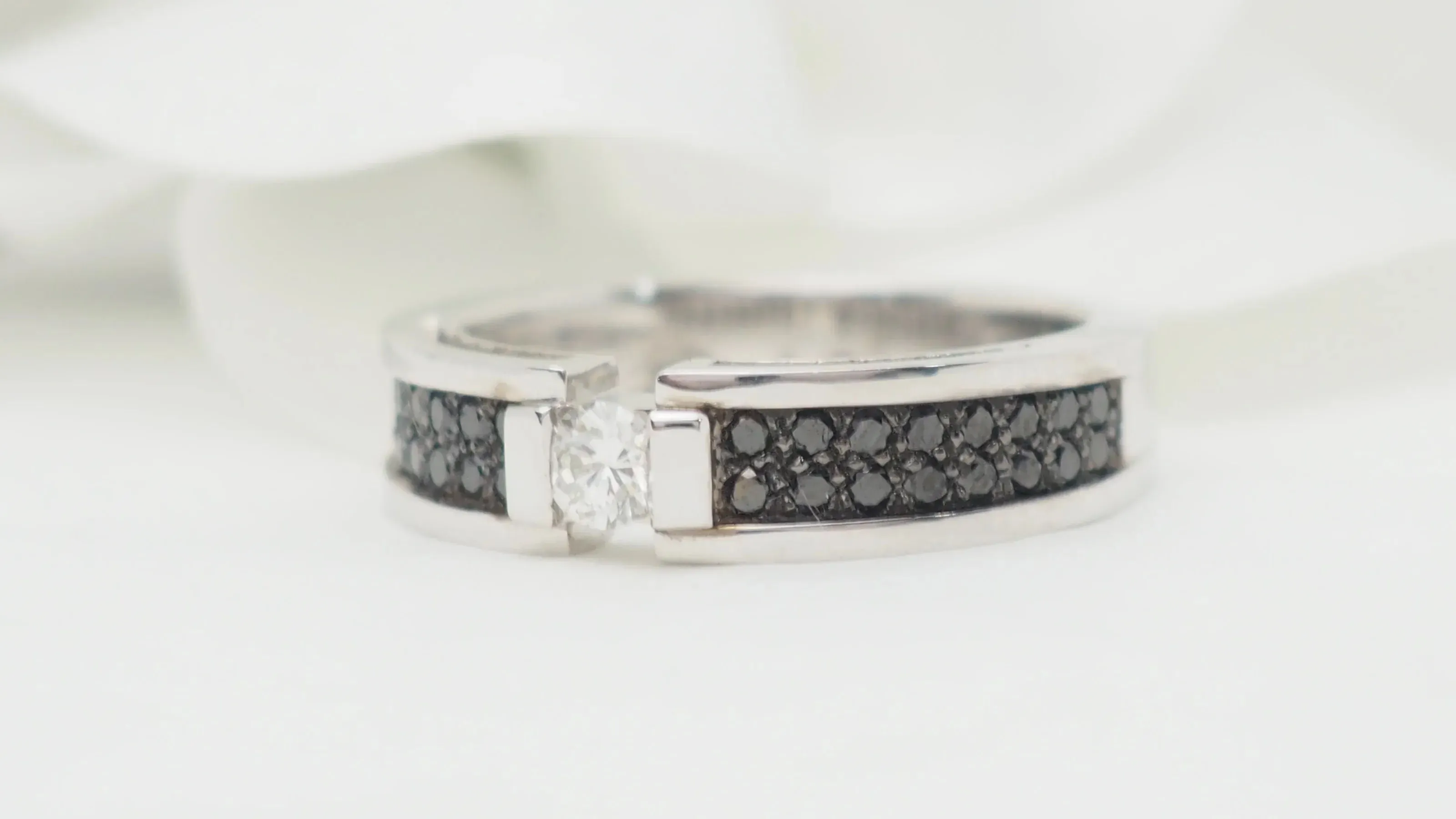 Bague soliatire en or blanc et diamants noirs sold by 58 Facettes product image thumbnail 4
