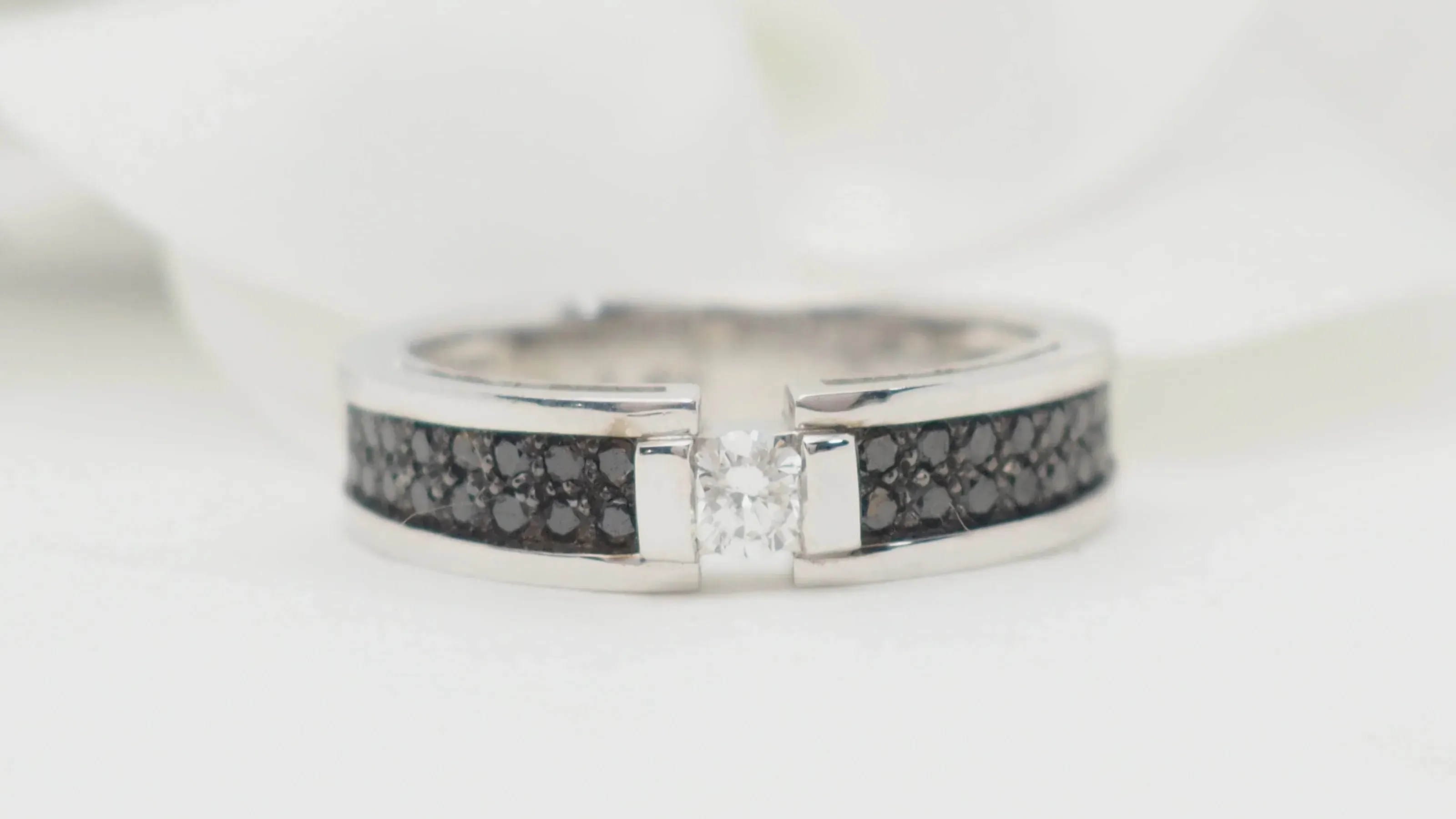 Bague soliatire en or blanc et diamants noirs sold by 58 Facettes product image thumbnail 5