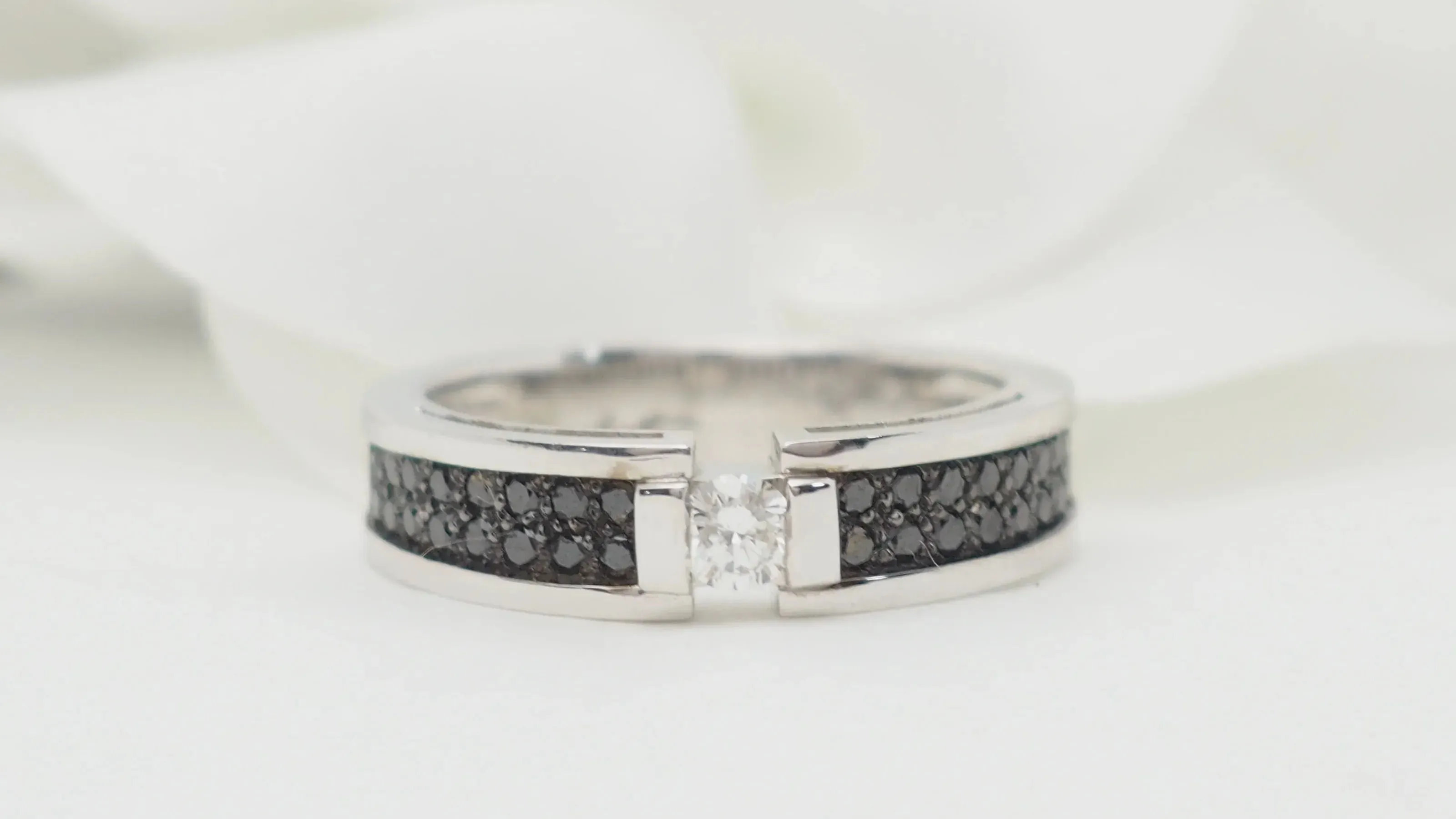 Bague soliatire en or blanc et diamants noirs sold by 58 Facettes product image thumbnail 2