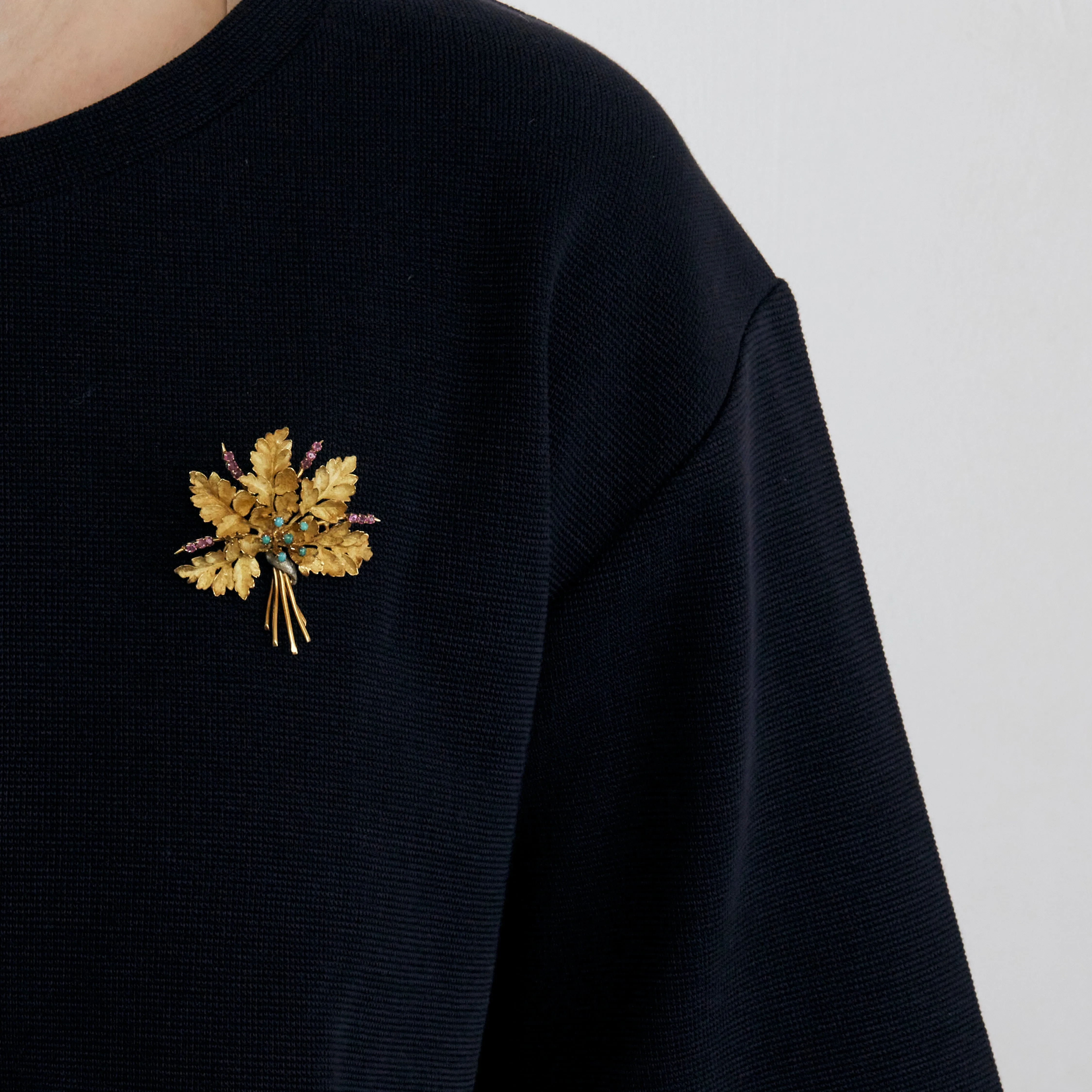 Broche motif feuille de chêne en or jaune sertie de rubis sold by 58 Facettes product image thumbnail 2