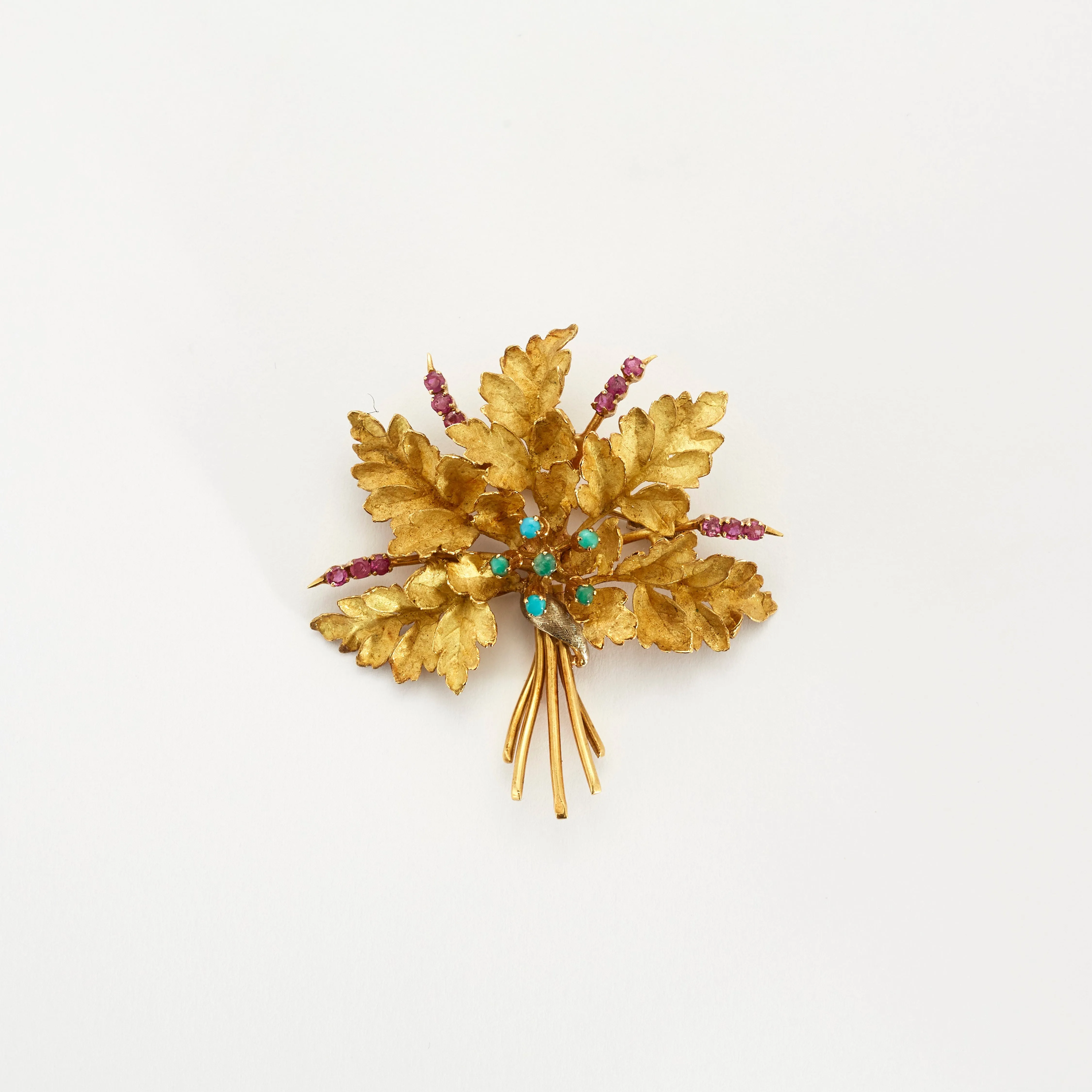 Broche motif feuille de chêne en or jaune sertie de rubis sold by 58 Facettes