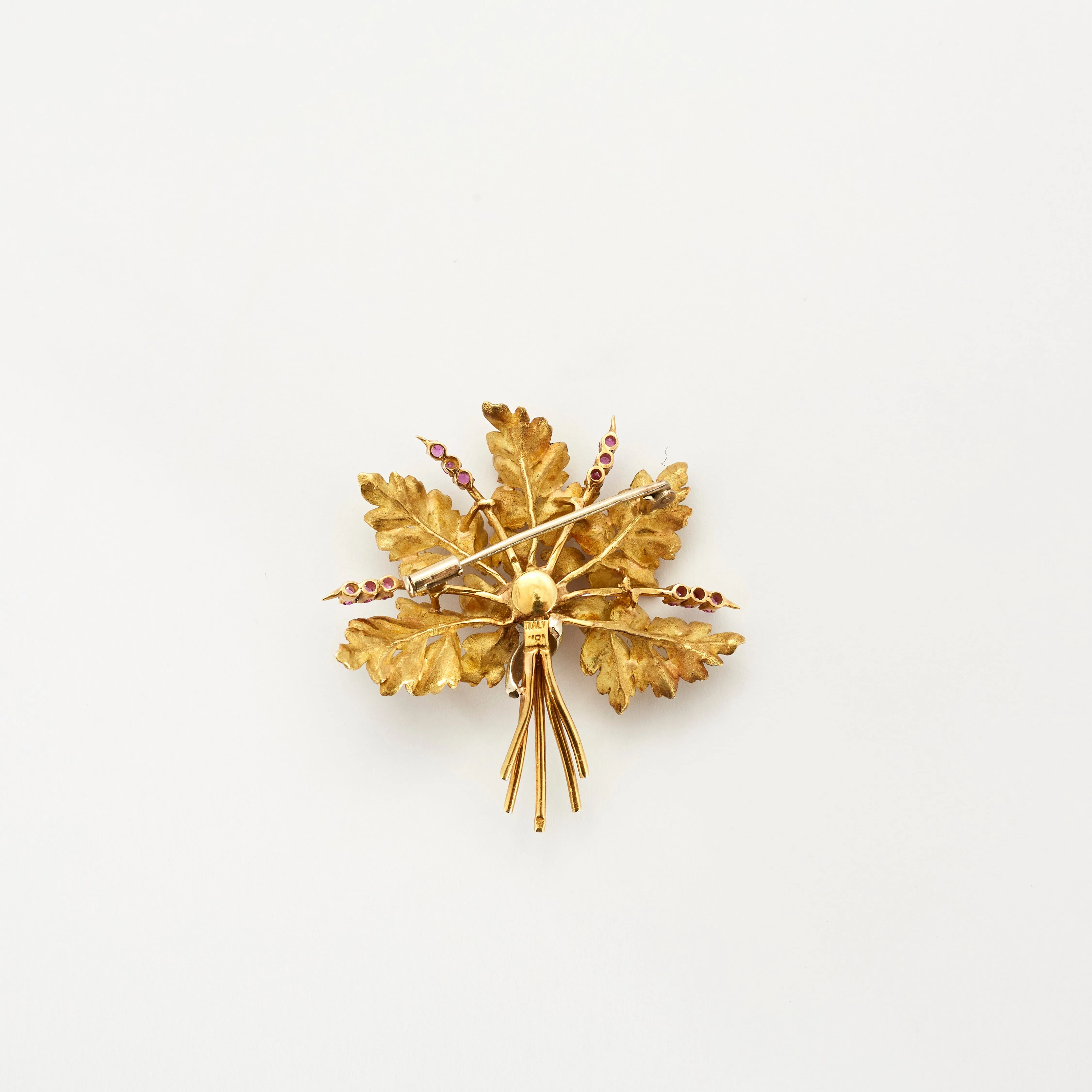 Broche motif feuille de chêne en or jaune sertie de rubis sold by 58 Facettes product image thumbnail 3