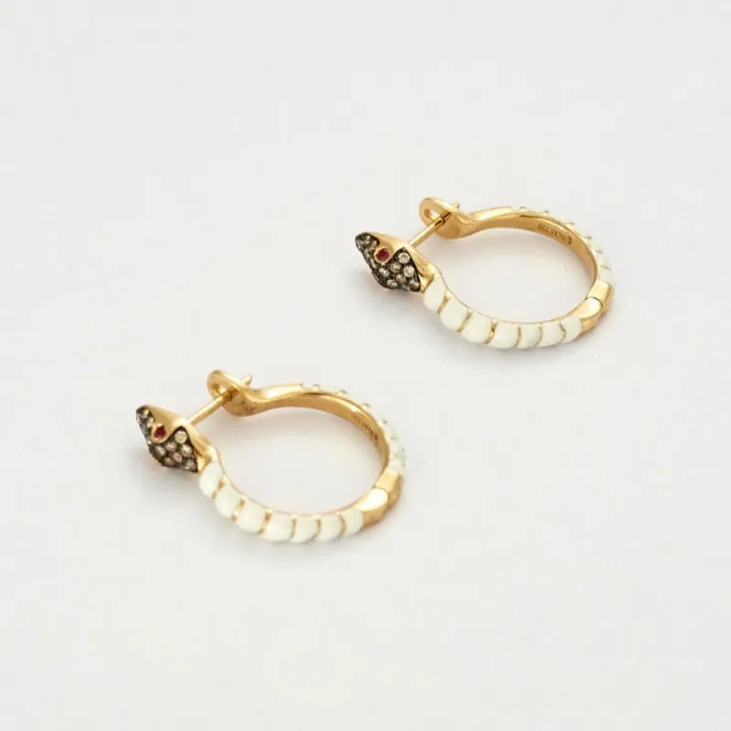 Boucles d'oreilles serpent créoles en émail blanc avec diamants et rubis sold by 58 Facettes