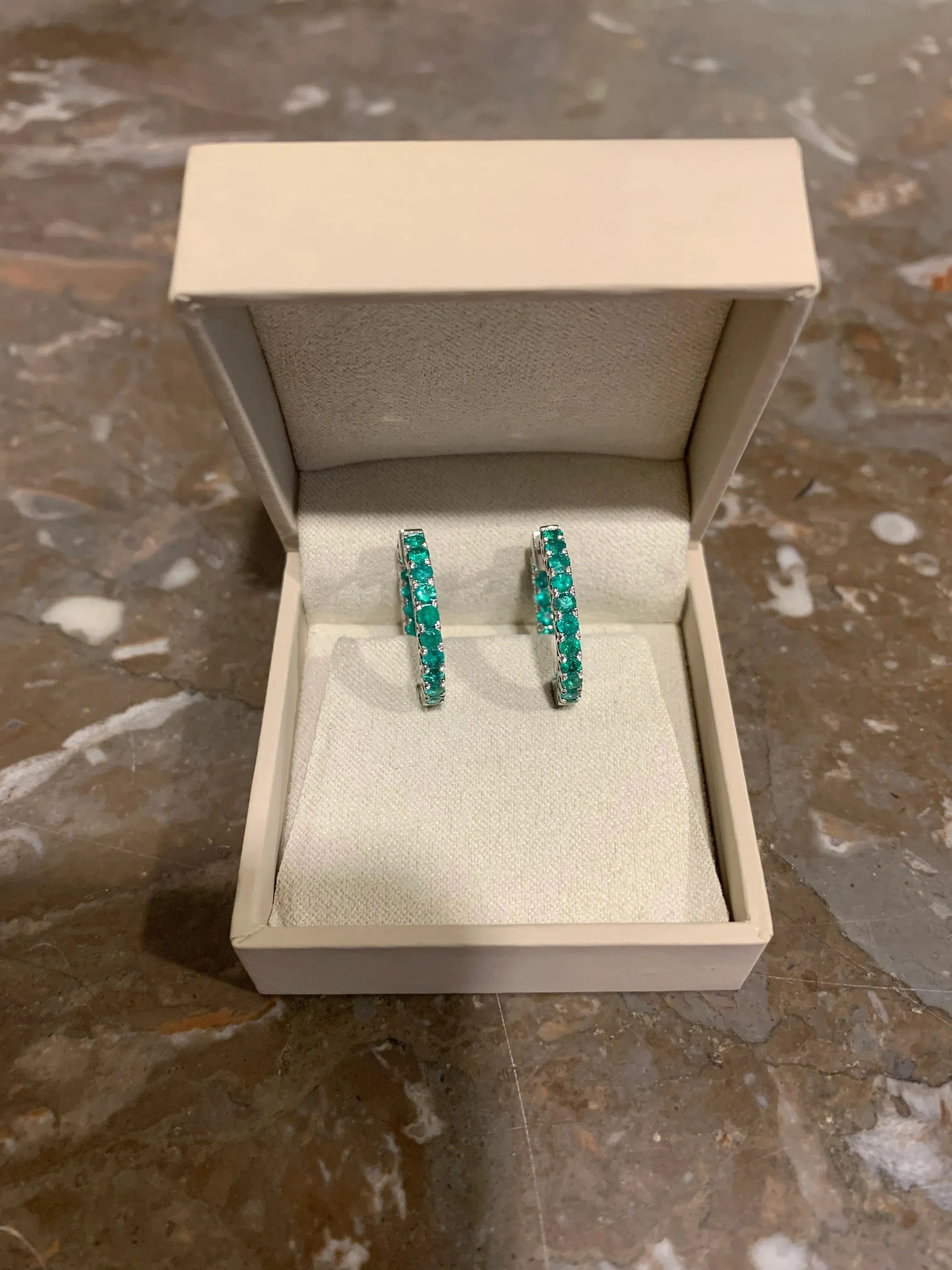 Créoles Emeraudes 1.60 Cts Or Gris sold by 58 Facettes product image thumbnail 4