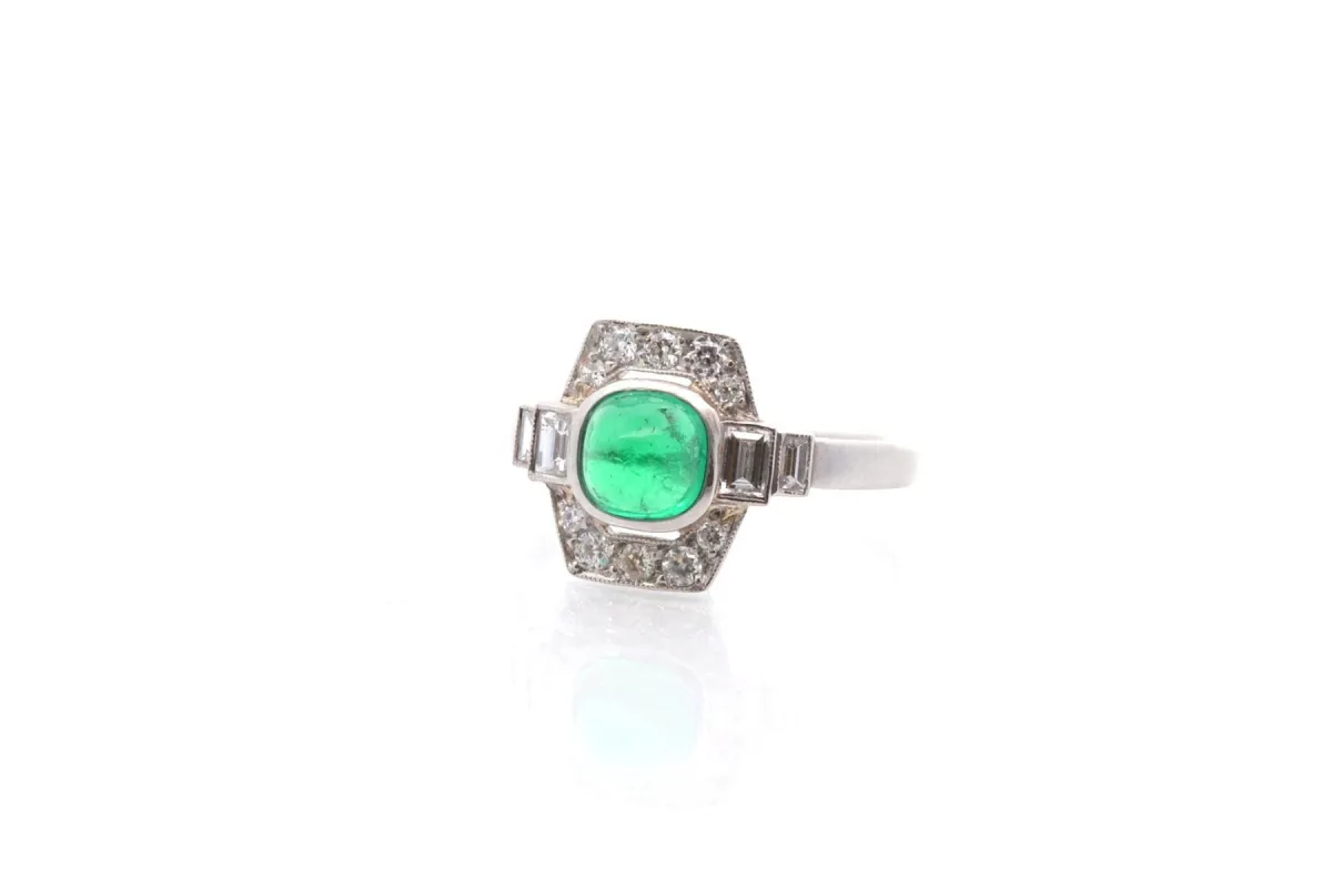 Bague art déco émeraude cabochon de Colombie et diamants sold by 58 Facettes