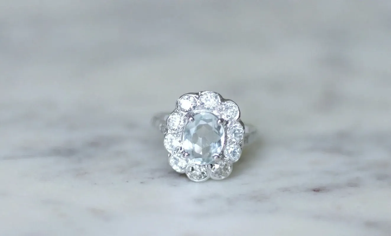 Bague marguerite Art Deco aigue-marine entourage diamants sold by 58 Facettes