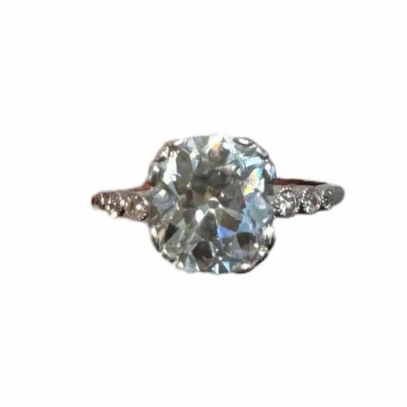 Solitaire vintage - Or blanc - Diamant Coussin Taille Ancienne 2,29 cts sold by 58 Facettes