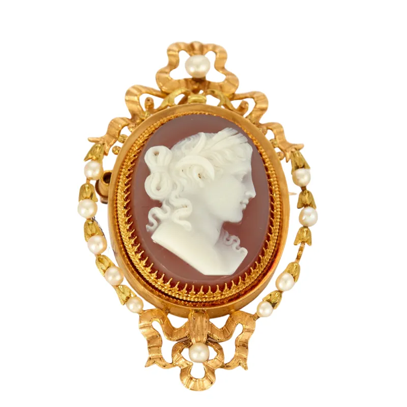 Broche or jaune camée calcédoine et perles sold by 58 Facettes