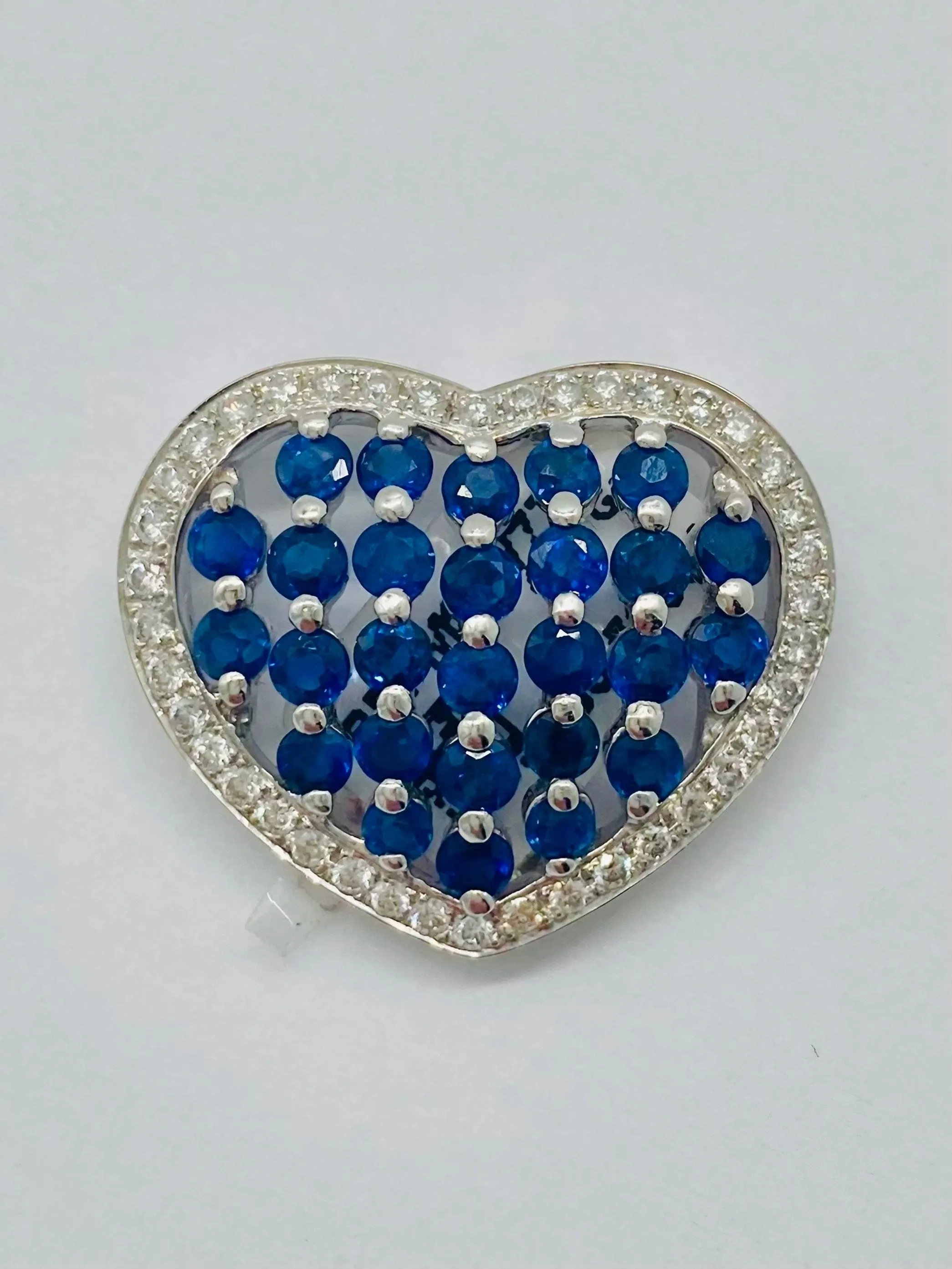 Pendentif coeur saphirs, diamants, or blanc sold by 58 Facettes product image thumbnail 3