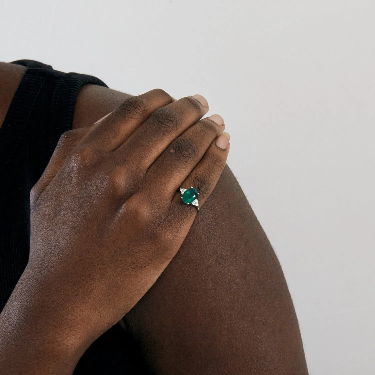 Bague or blanc avec émeraude et diamants sold by 58 Facettes product image thumbnail 2