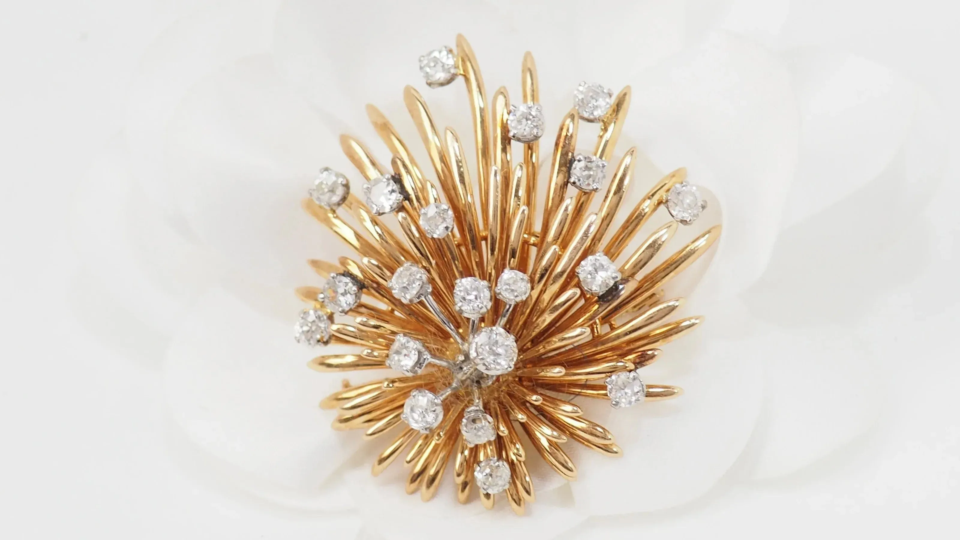 Broche Bouquet ancienne en or jaune et diamants sold by 58 Facettes product image thumbnail 5