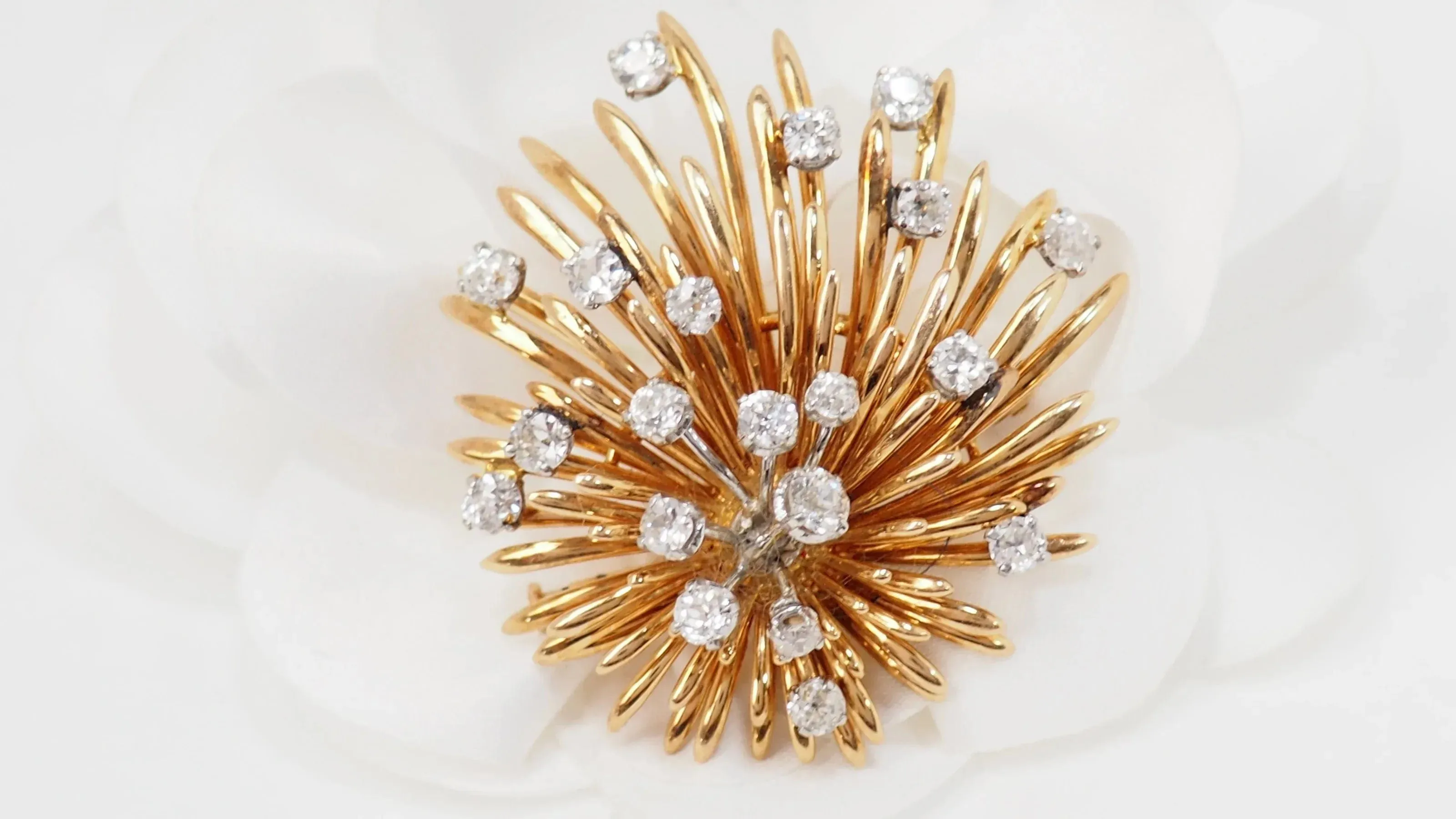 Broche Bouquet ancienne en or jaune et diamants sold by 58 Facettes product image thumbnail 3