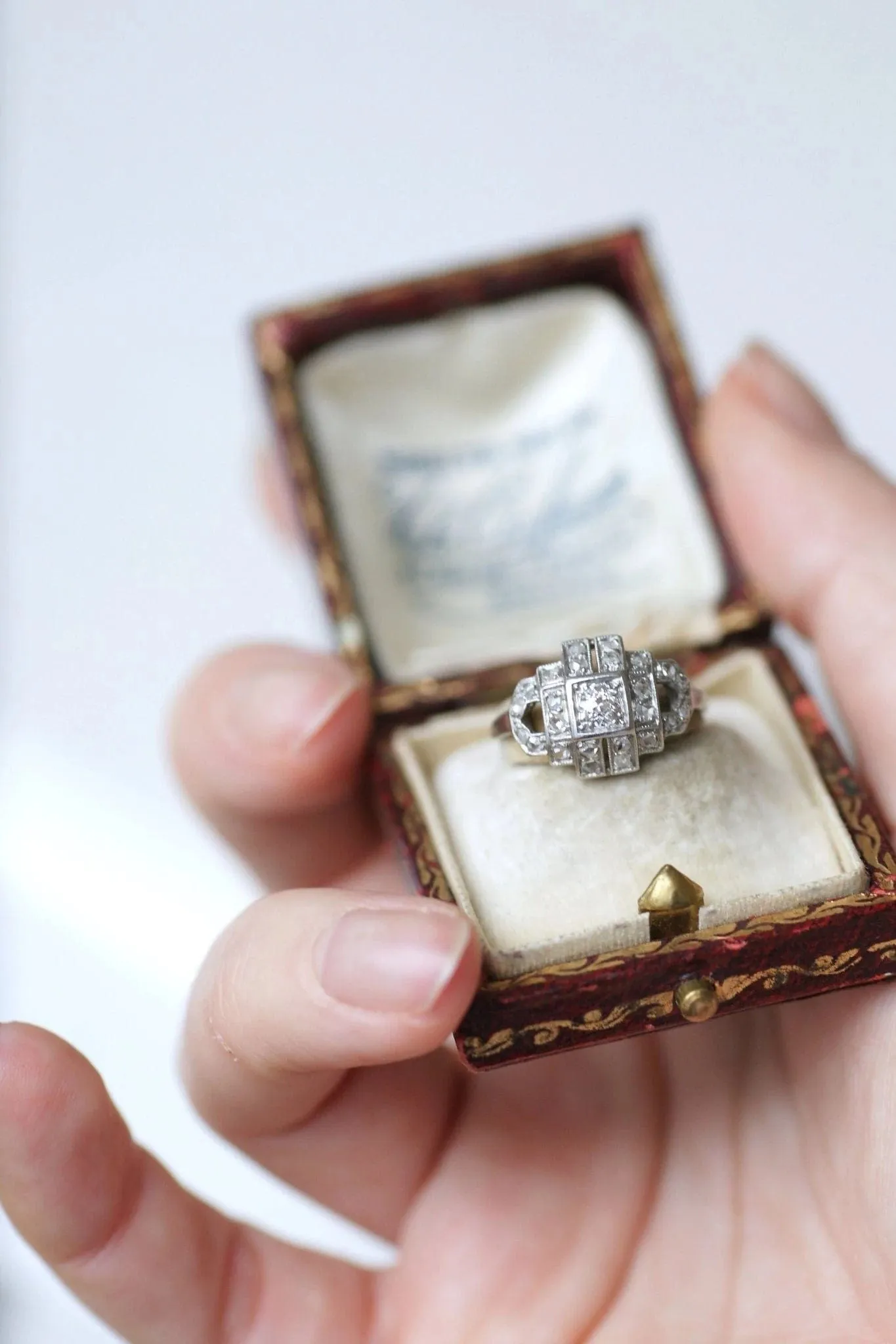 Bague de fiançailles Art Déco platine et diamants sold by 58 Facettes product image thumbnail 5