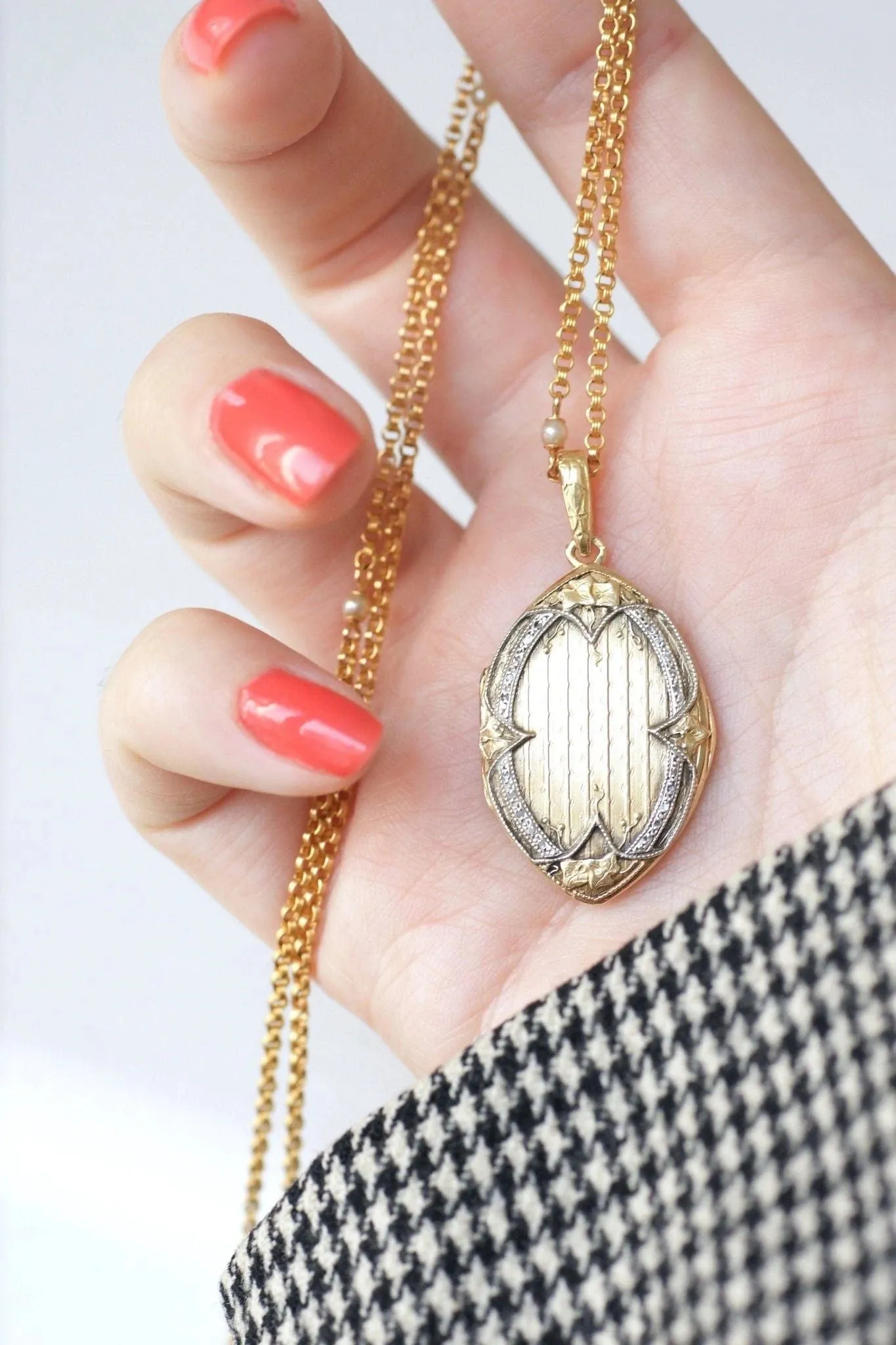 Médaillon navette Art Nouveau or et diamants sold by 58 Facettes product image thumbnail 4