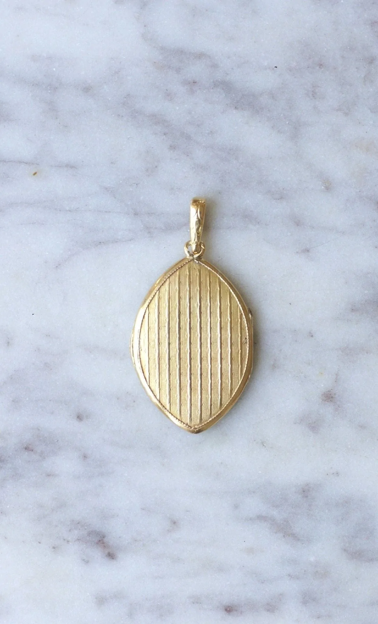 Médaillon navette Art Nouveau or et diamants sold by 58 Facettes product image thumbnail 5