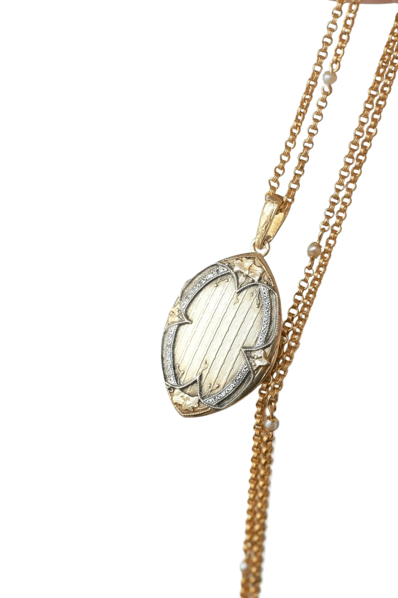 Médaillon navette Art Nouveau or et diamants sold by 58 Facettes