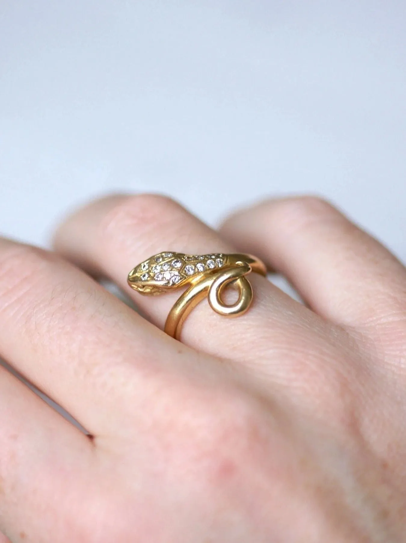 Bague serpent enroulé vintage en or jaune et diamants sold by 58 Facettes product image thumbnail 2