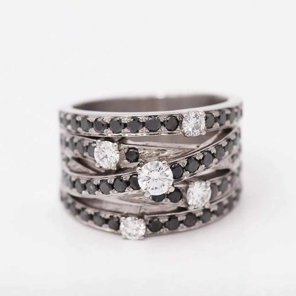 Bague croix en or 18 carats avec diamants noirs et incolores sold by 58 Facettes product image thumbnail 3