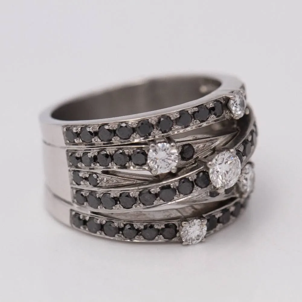 Bague croix en or 18 carats avec diamants noirs et incolores sold by 58 Facettes product image thumbnail 5