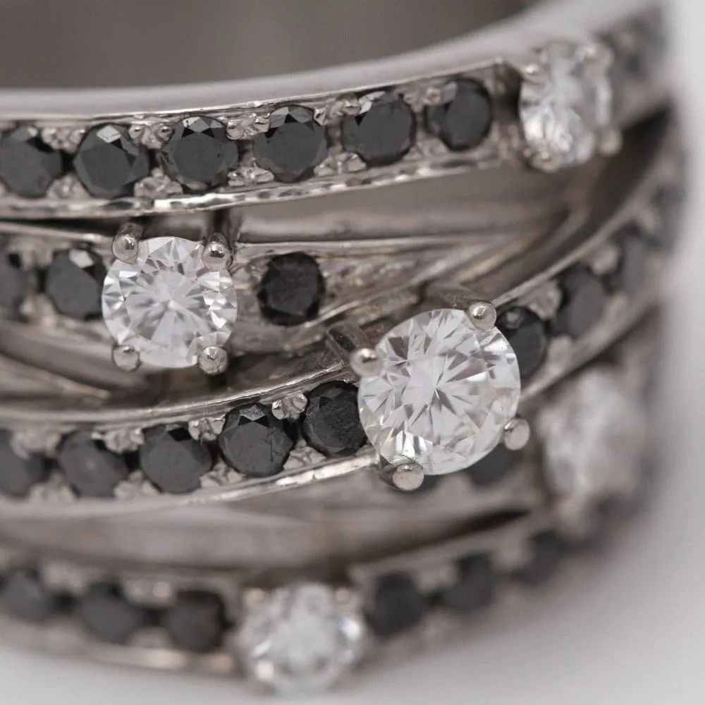 Bague croix en or 18 carats avec diamants noirs et incolores sold by 58 Facettes product image thumbnail 4