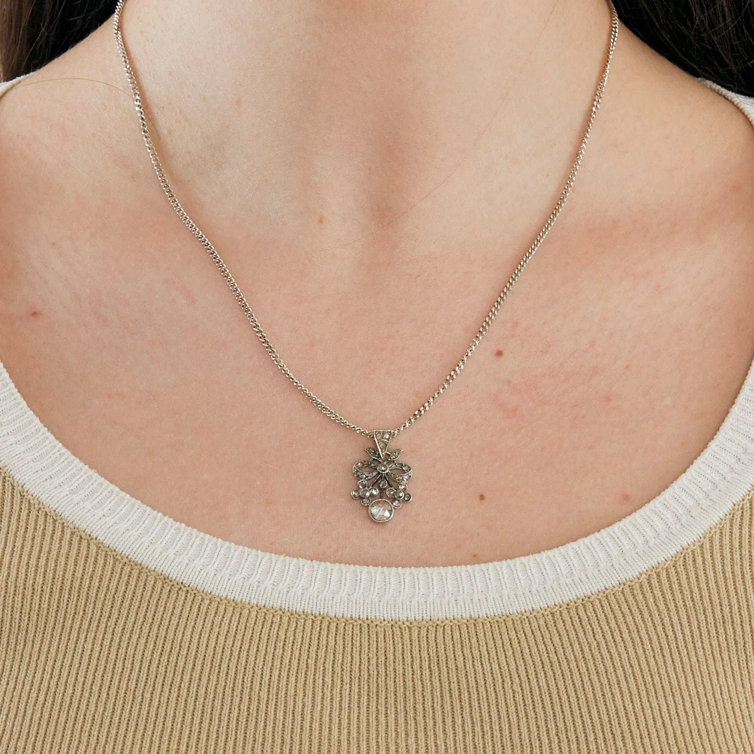 Pendentif or gris motif nœud avec diamants sold by 58 Facettes product image thumbnail 2