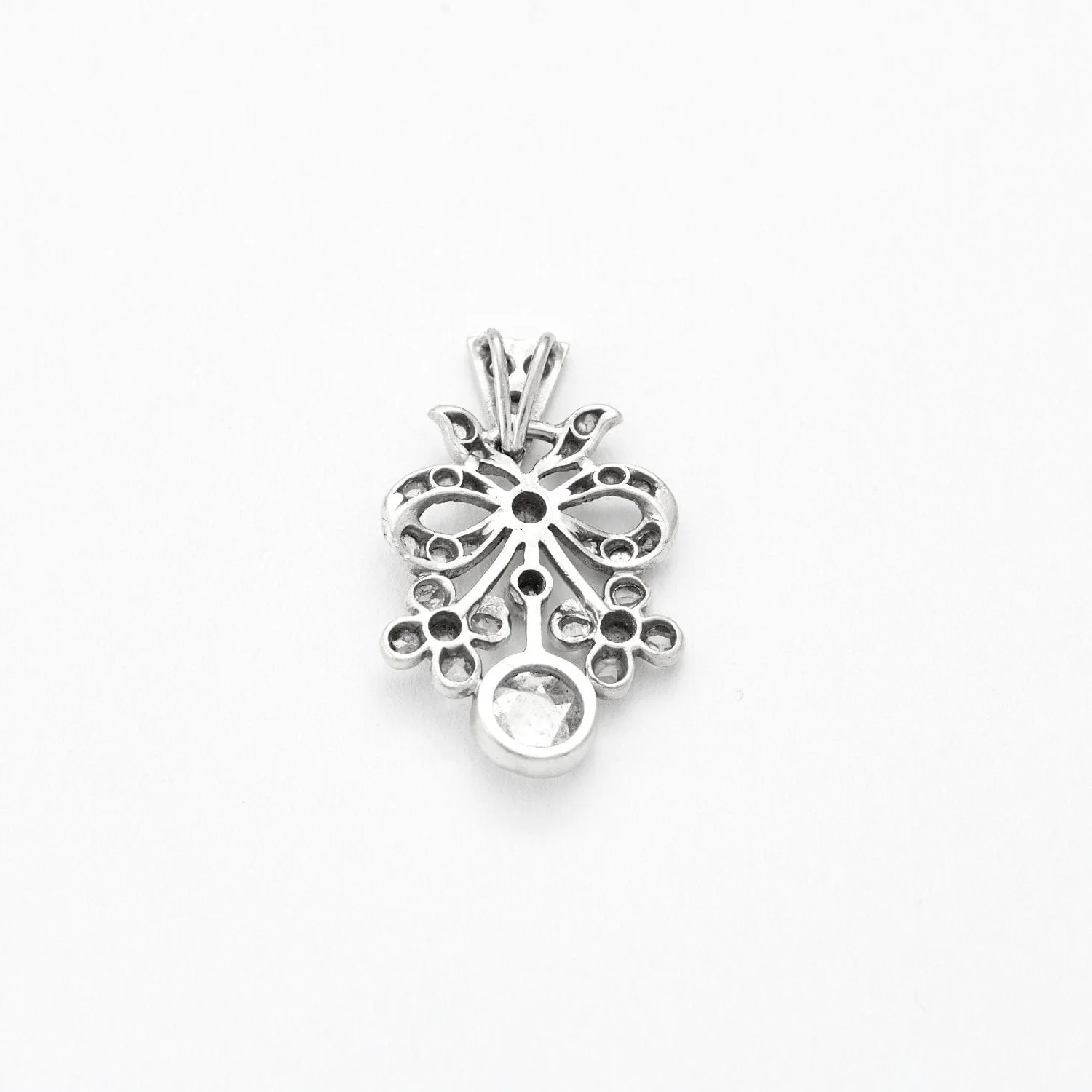 Pendentif or gris motif nœud avec diamants sold by 58 Facettes product image thumbnail 3