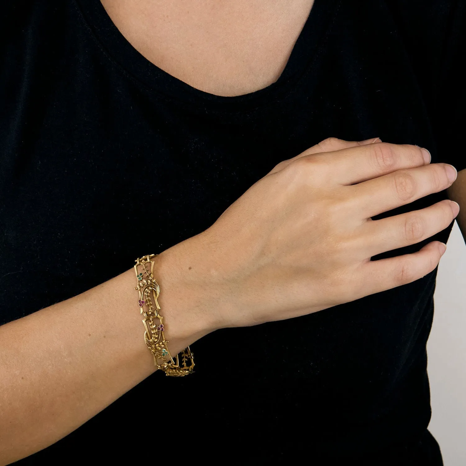 BOUCHERON - Bracelet Art Nouveau rubis, émeraudes, or jaune sold by 58 Facettes product image thumbnail 2