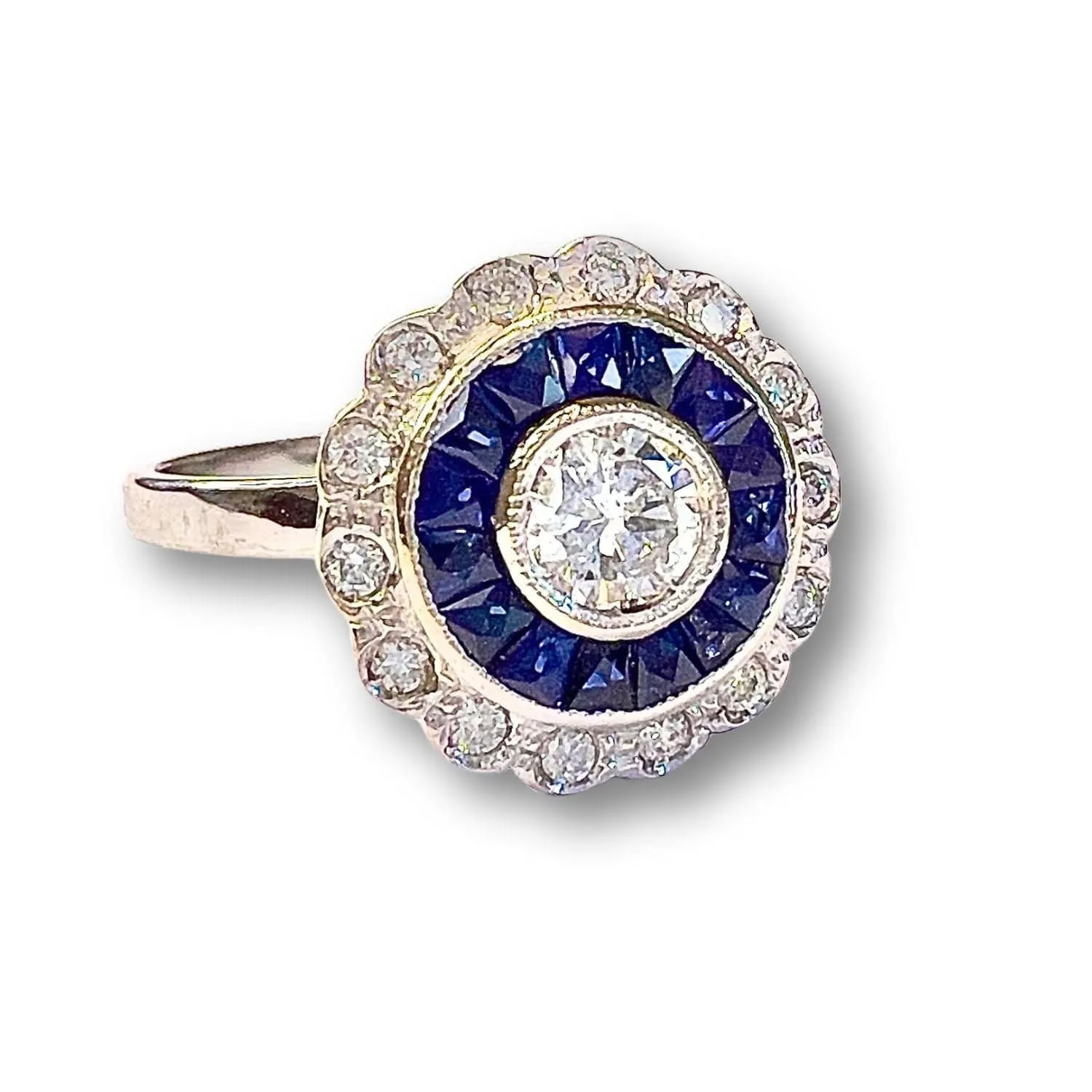 Bague de style Art Déco en or blanc avec diamants et saphirs sold by 58 Facettes