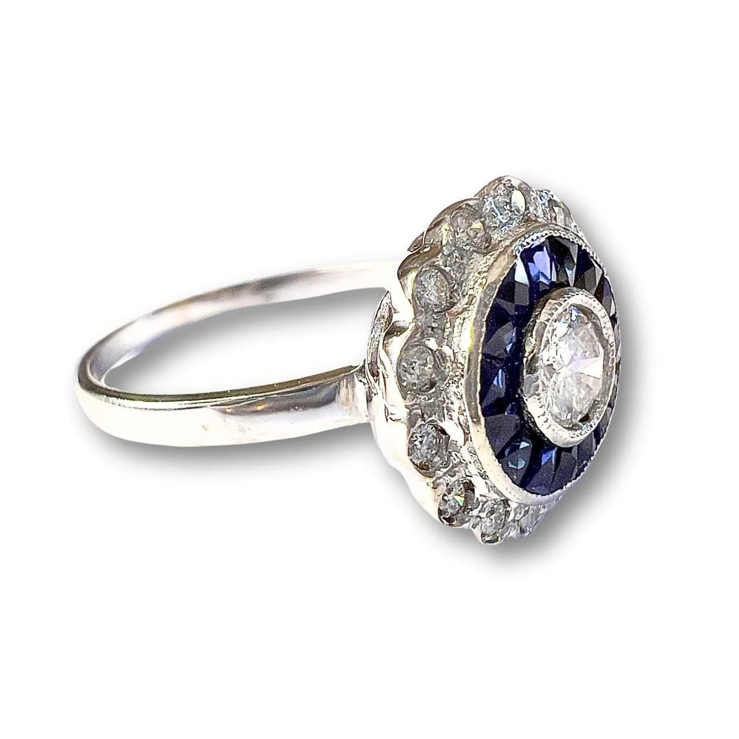 Bague de style Art Déco en or blanc avec diamants et saphirs sold by 58 Facettes product image thumbnail 3