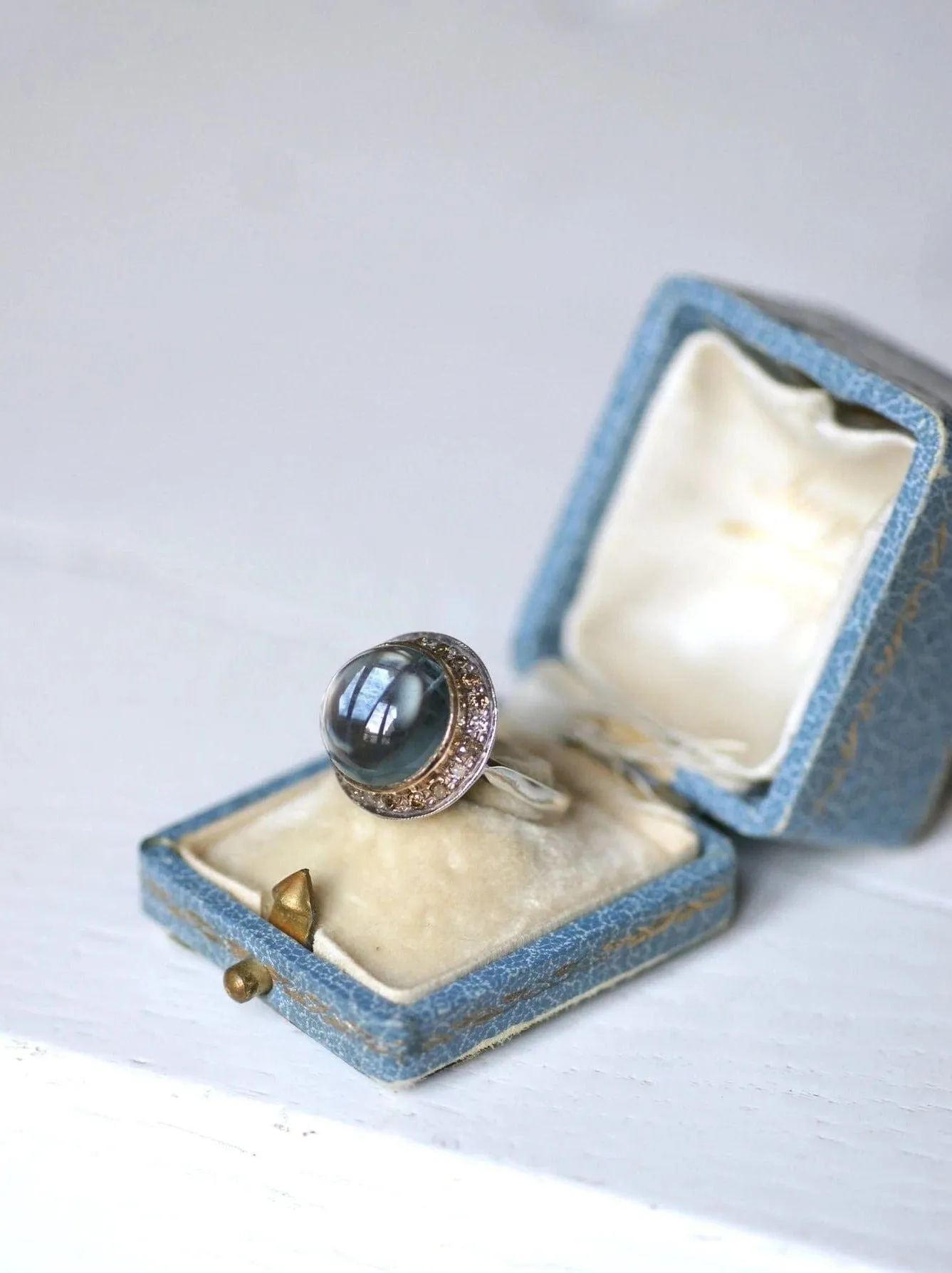 Bague vintage topaze bleue et diamants sur or et argent sold by 58 Facettes product image thumbnail 5