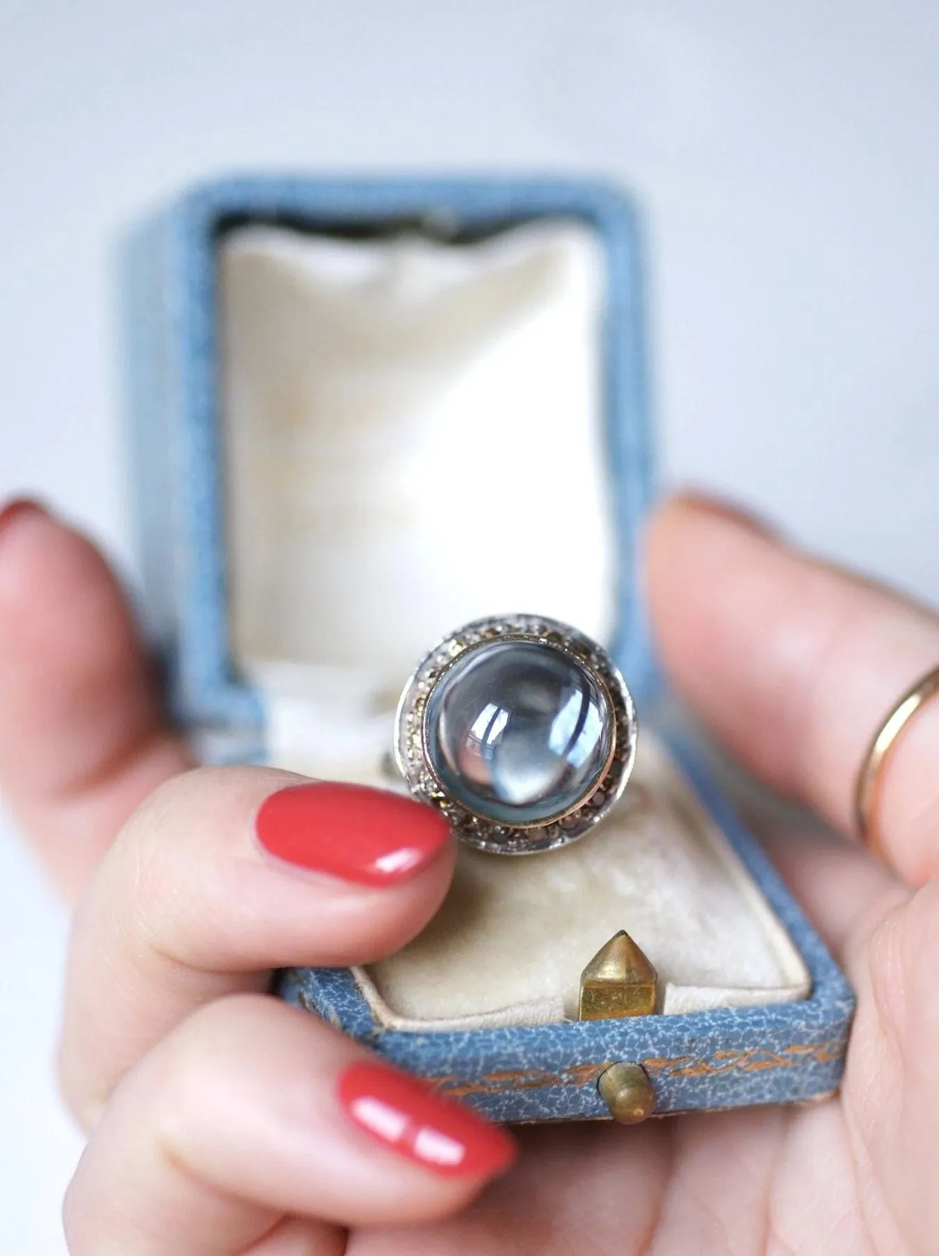 Bague vintage topaze bleue et diamants sur or et argent sold by 58 Facettes product image thumbnail 4