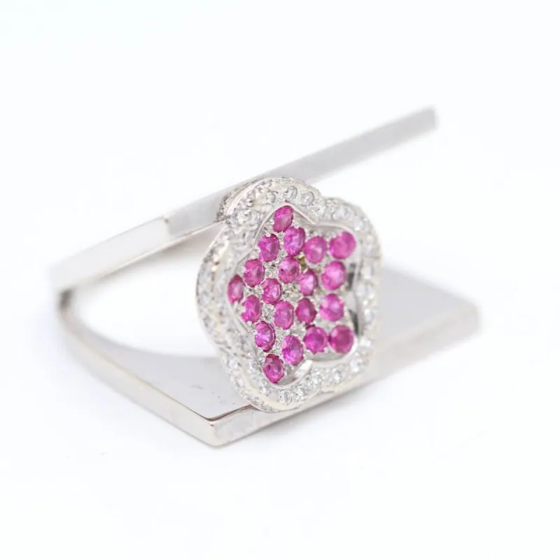 Bague fleur en or blanc avec diamants et rubis sold by 58 Facettes