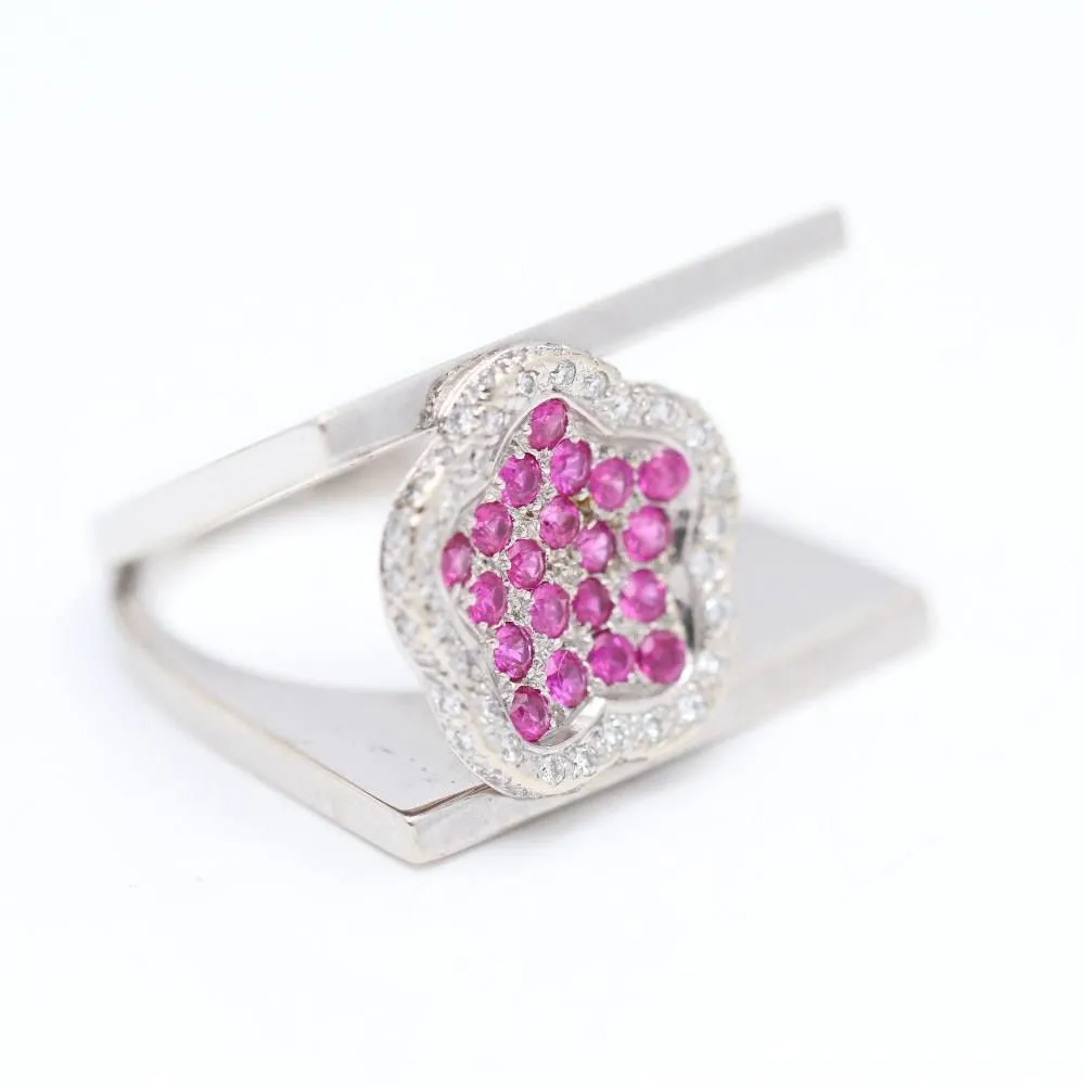 Bague fleur en or blanc avec diamants et rubis sold by 58 Facettes