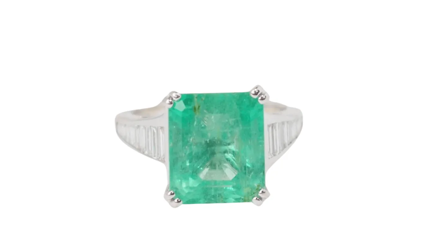 Bague or blanc, Emeraude 7cts de Colombie et diamants sold by 58 Facettes
