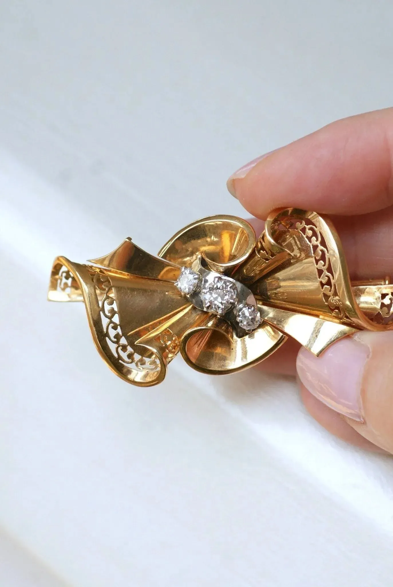 Broche noeud or rose, platine et diamants sold by 58 Facettes product image thumbnail 4