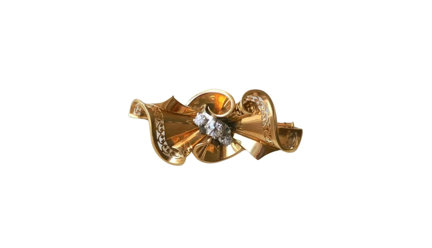 Broche noeud or rose, platine et diamants sold by 58 Facettes