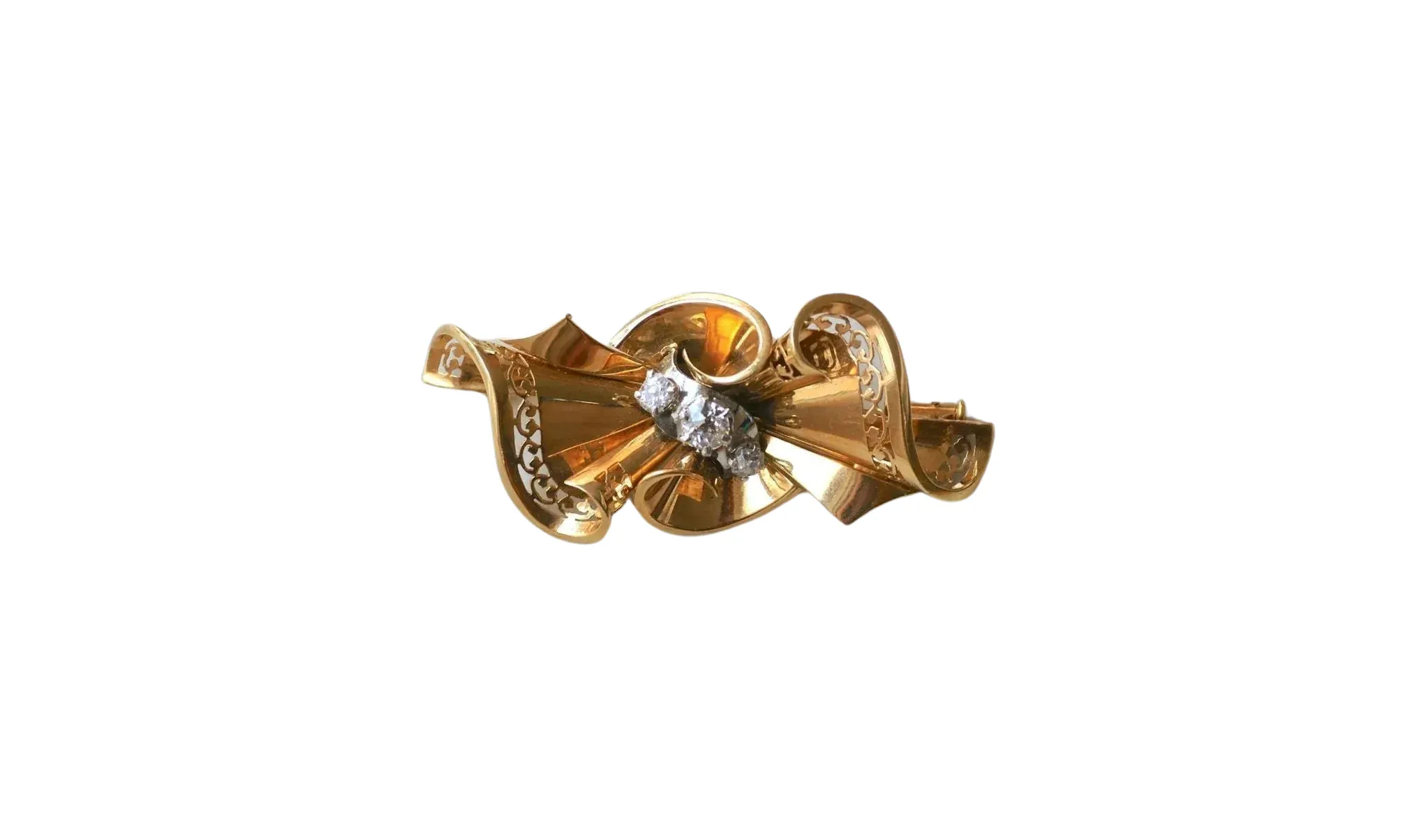 Broche noeud or rose, platine et diamants sold by 58 Facettes