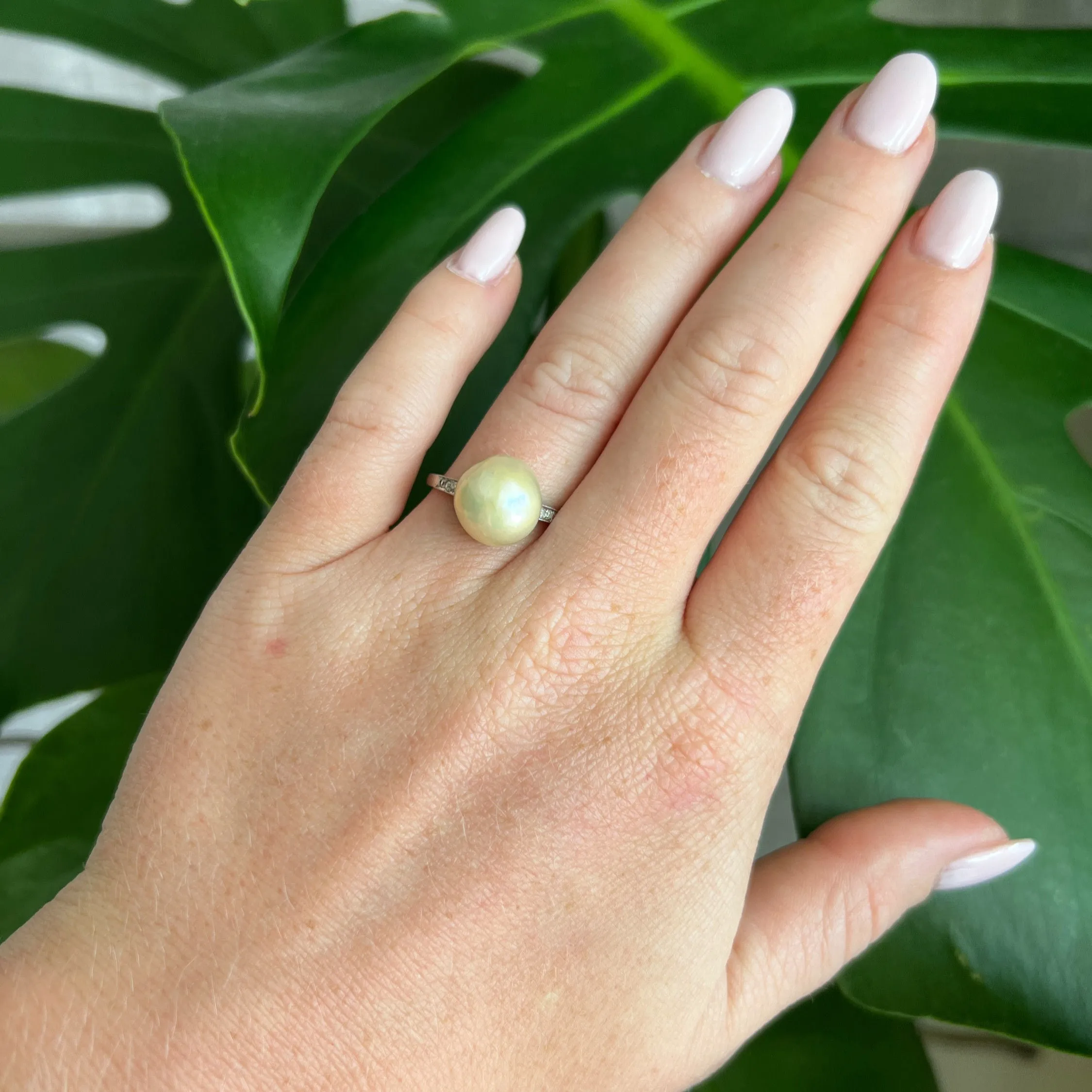 Bague or blanc perle mabé et diamants sold by 58 Facettes product image thumbnail 2