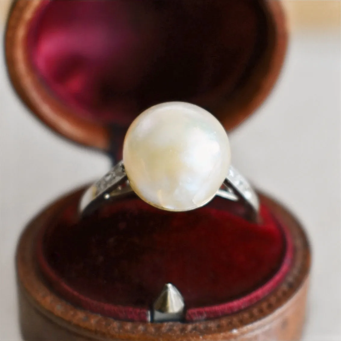 Bague or blanc perle mabé et diamants sold by 58 Facettes