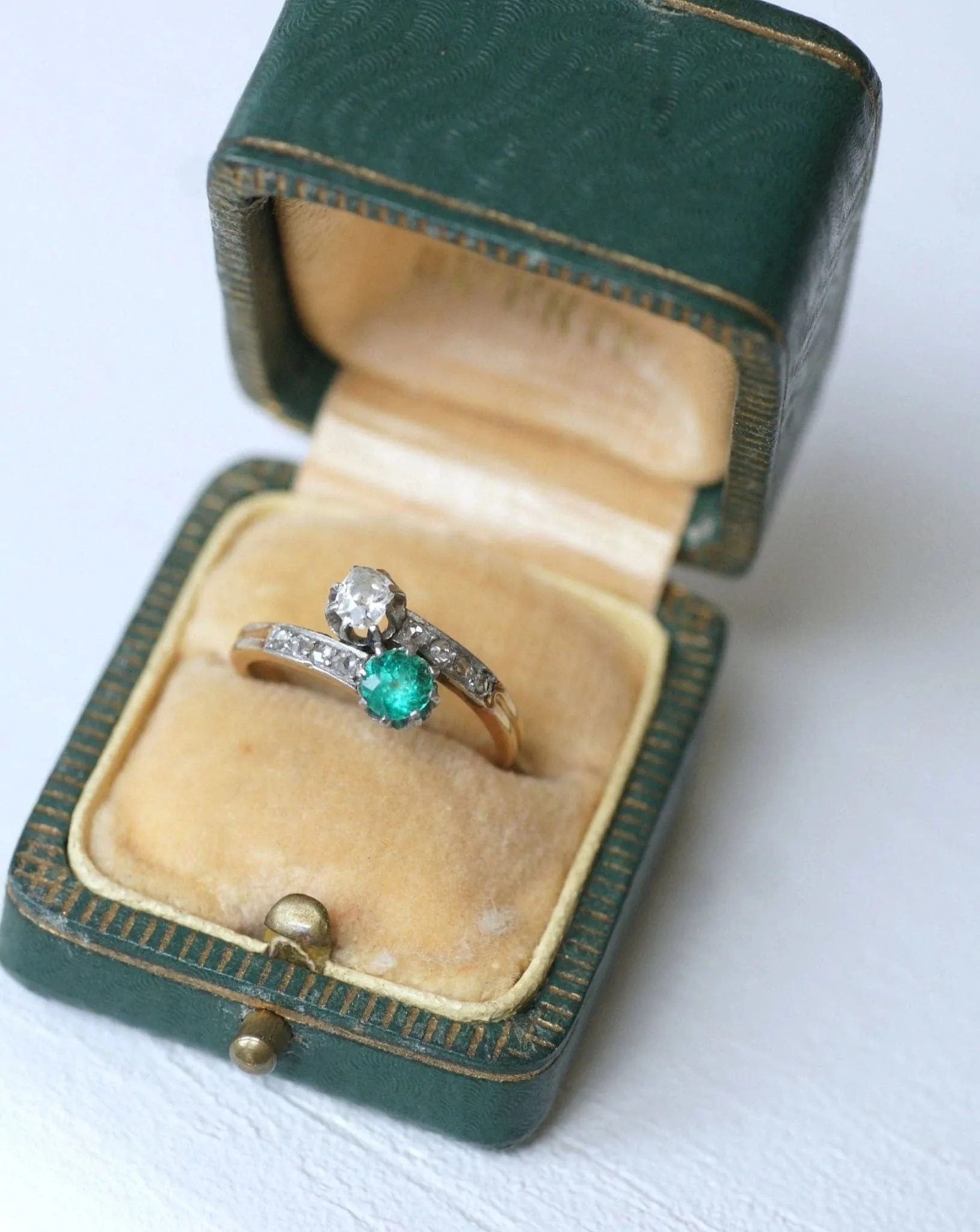 Bague toi et moi émeraude et diamants sold by 58 Facettes product image thumbnail 4