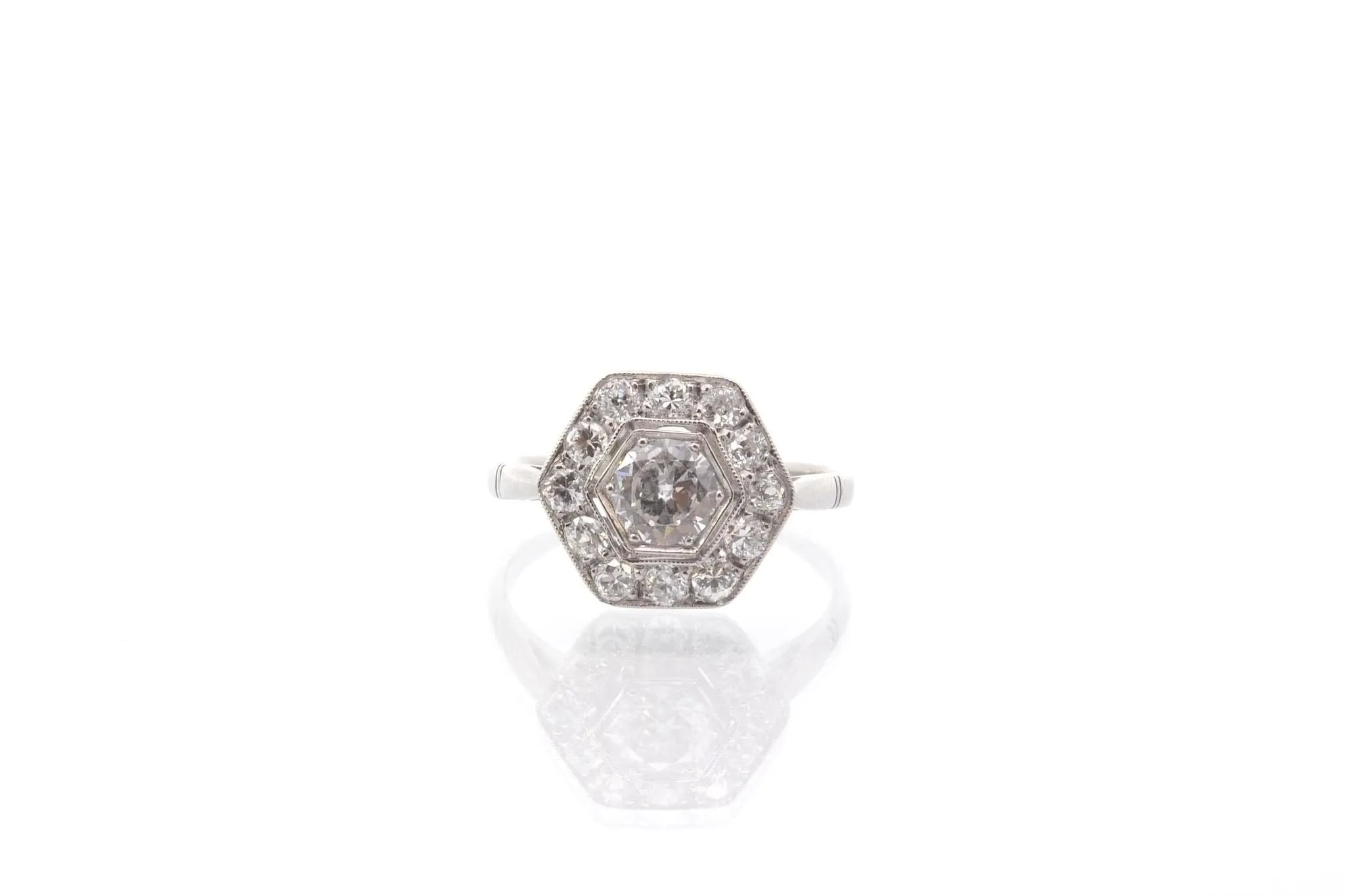 Bague vintage art déco diamants en platine sold by 58 Facettes product image thumbnail 5