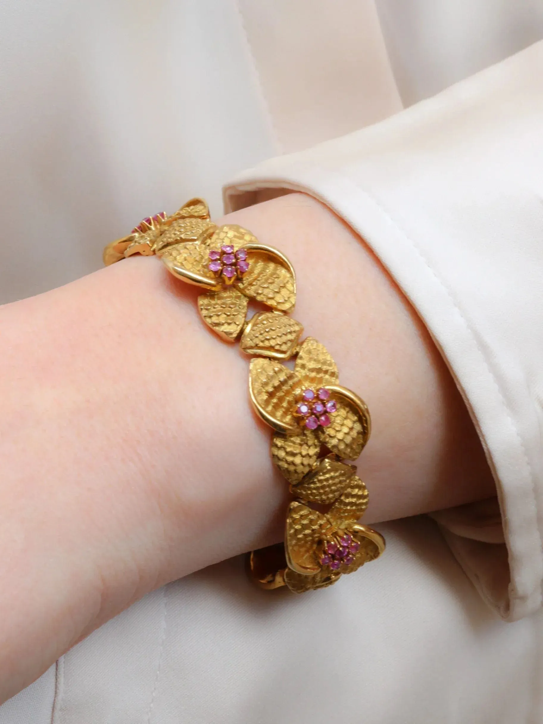 Bracelet vintage fleur or amati et rubis sold by 58 Facettes product image thumbnail 2